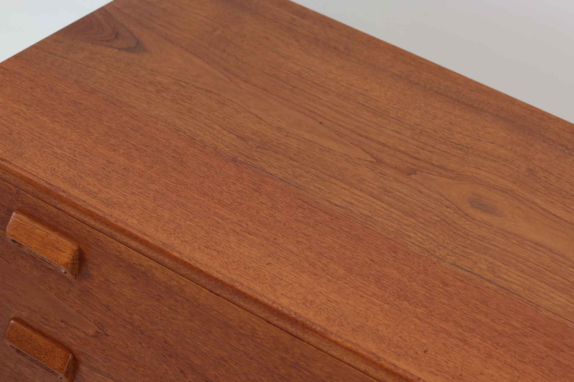 デンマークを代表する家具デザイナー、Borge mogensen（ボーエ・モーエンセン）によってデザインされた、Soborg mobler社製のディスプレイシェルフです。上部には本や雑貨を美しく並べられるオープンシェルフ、下部には4杯の引き出しが備わっており、収納力と見せる楽しさを兼ね備えた実用的な構成となっています。素材にはチーク材が使用されており、温かみのある木目と落ち着いた色味が空間に上質な印象を与えます。背面にはメーカーラベルが残っており、モーエンセン作品としての価値を感じさせる一品です。幅100cmと程よいサイズ感で、リビングや書斎など幅広いシーンにおすすめです。