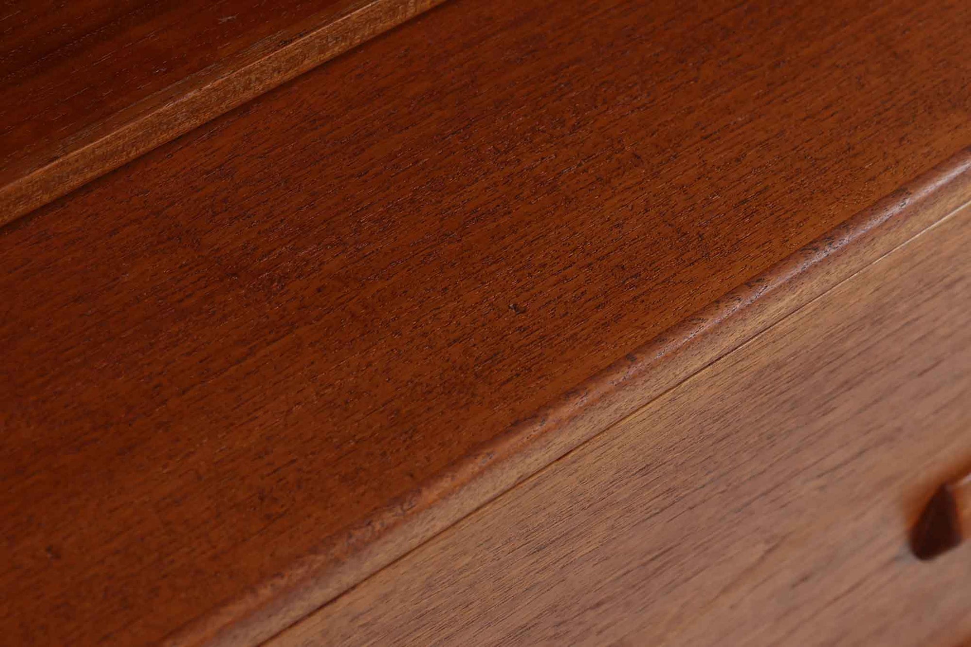 デンマークを代表する家具デザイナー、Borge mogensen（ボーエ・モーエンセン）によってデザインされた、Soborg mobler社製のディスプレイシェルフです。上部には本や雑貨を美しく並べられるオープンシェルフ、下部には4杯の引き出しが備わっており、収納力と見せる楽しさを兼ね備えた実用的な構成となっています。素材にはチーク材が使用されており、温かみのある木目と落ち着いた色味が空間に上質な印象を与えます。背面にはメーカーラベルが残っており、モーエンセン作品としての価値を感じさせる一品です。幅100cmと程よいサイズ感で、リビングや書斎など幅広いシーンにおすすめです。