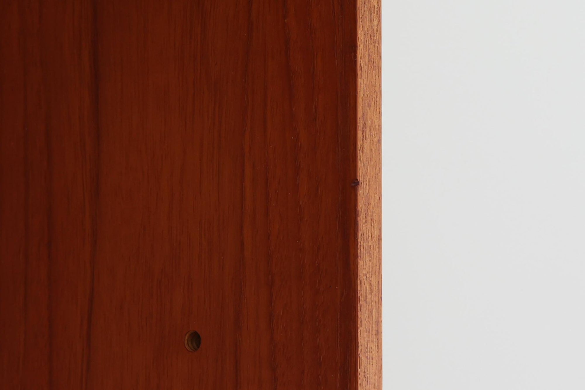 デンマークの巨匠ボーエ・モーエンセンがデザインした、Soborg mobler社製のビンテージディスプレイシェルフ。1950～70年代に製造された北欧家具の名作です。チーク材の美しい木目が際立ち、温かみのある風合いが魅力。上部はオープンシェルフ、下部には収納キャビネットを備え、実用性にも優れています。可動棚により、収納スペースを自由に調整可能。モーエンセンらしいシンプルな掘り込み取っ手が施された洗練されたデザイン。ビンテージならではの風合いを楽しめる、北欧家具の逸品です。