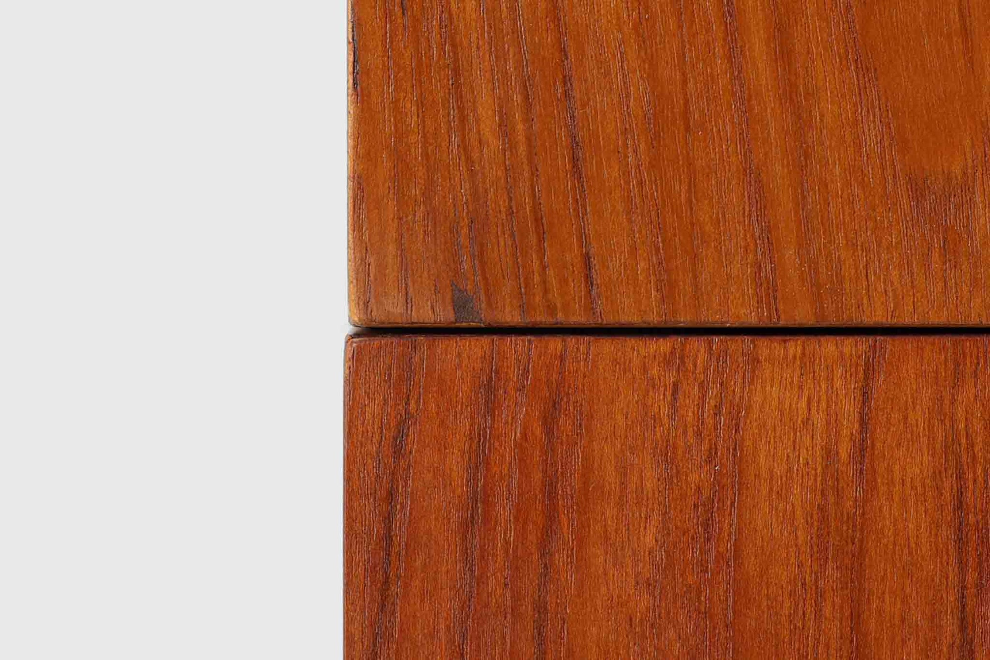 デンマークの巨匠ボーエ・モーエンセンがデザインした、Soborg mobler社製のビンテージディスプレイシェルフ。1950～70年代に製造された北欧家具の名作です。チーク材の美しい木目が際立ち、温かみのある風合いが魅力。上部はオープンシェルフ、下部には収納キャビネットを備え、実用性にも優れています。可動棚により、収納スペースを自由に調整可能。モーエンセンらしいシンプルな掘り込み取っ手が施された洗練されたデザイン。ビンテージならではの風合いを楽しめる、北欧家具の逸品です。