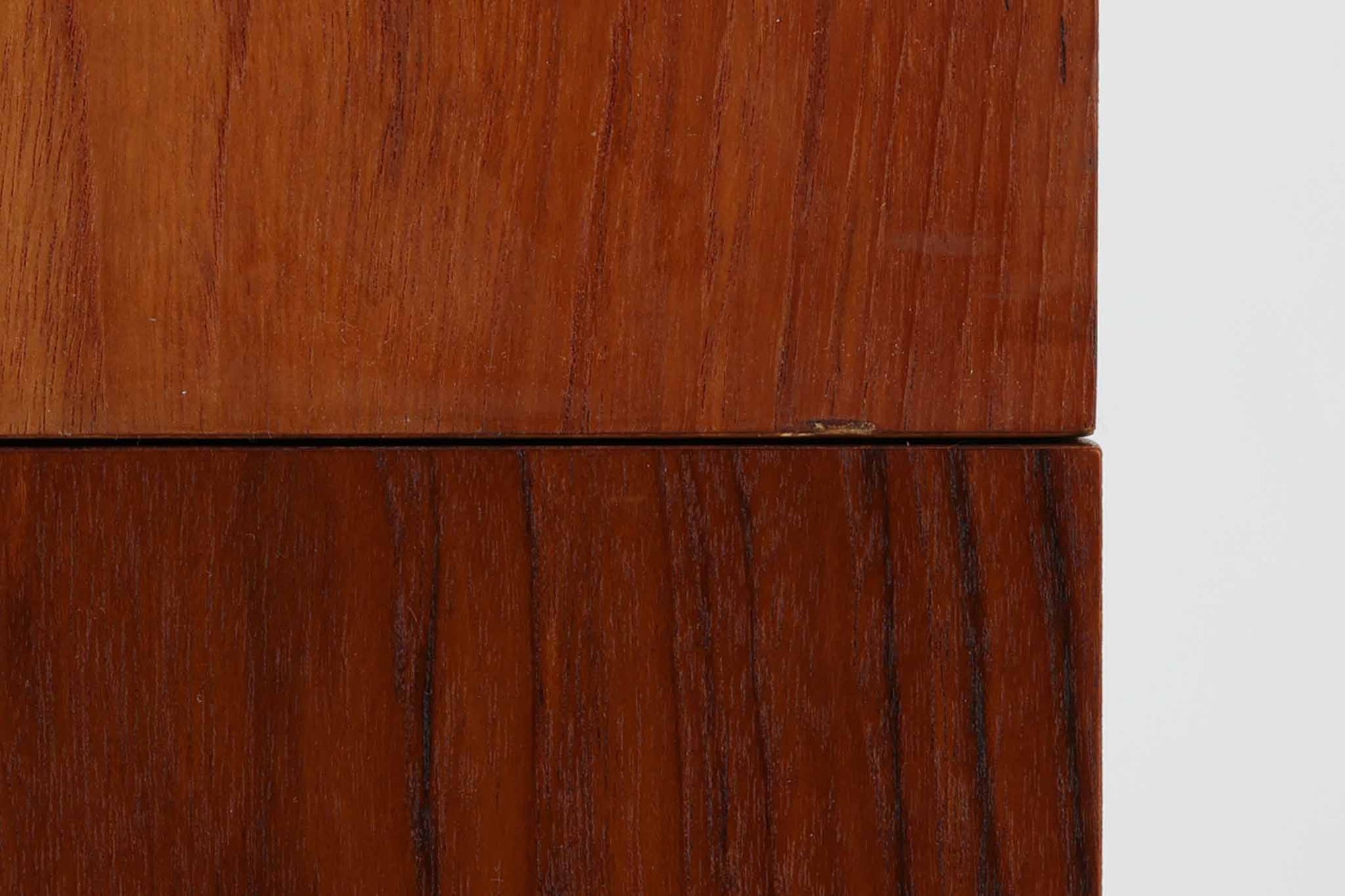 デンマークの巨匠ボーエ・モーエンセンがデザインした、Soborg mobler社製のビンテージディスプレイシェルフ。1950～70年代に製造された北欧家具の名作です。チーク材の美しい木目が際立ち、温かみのある風合いが魅力。上部はオープンシェルフ、下部には収納キャビネットを備え、実用性にも優れています。可動棚により、収納スペースを自由に調整可能。モーエンセンらしいシンプルな掘り込み取っ手が施された洗練されたデザイン。ビンテージならではの風合いを楽しめる、北欧家具の逸品です。