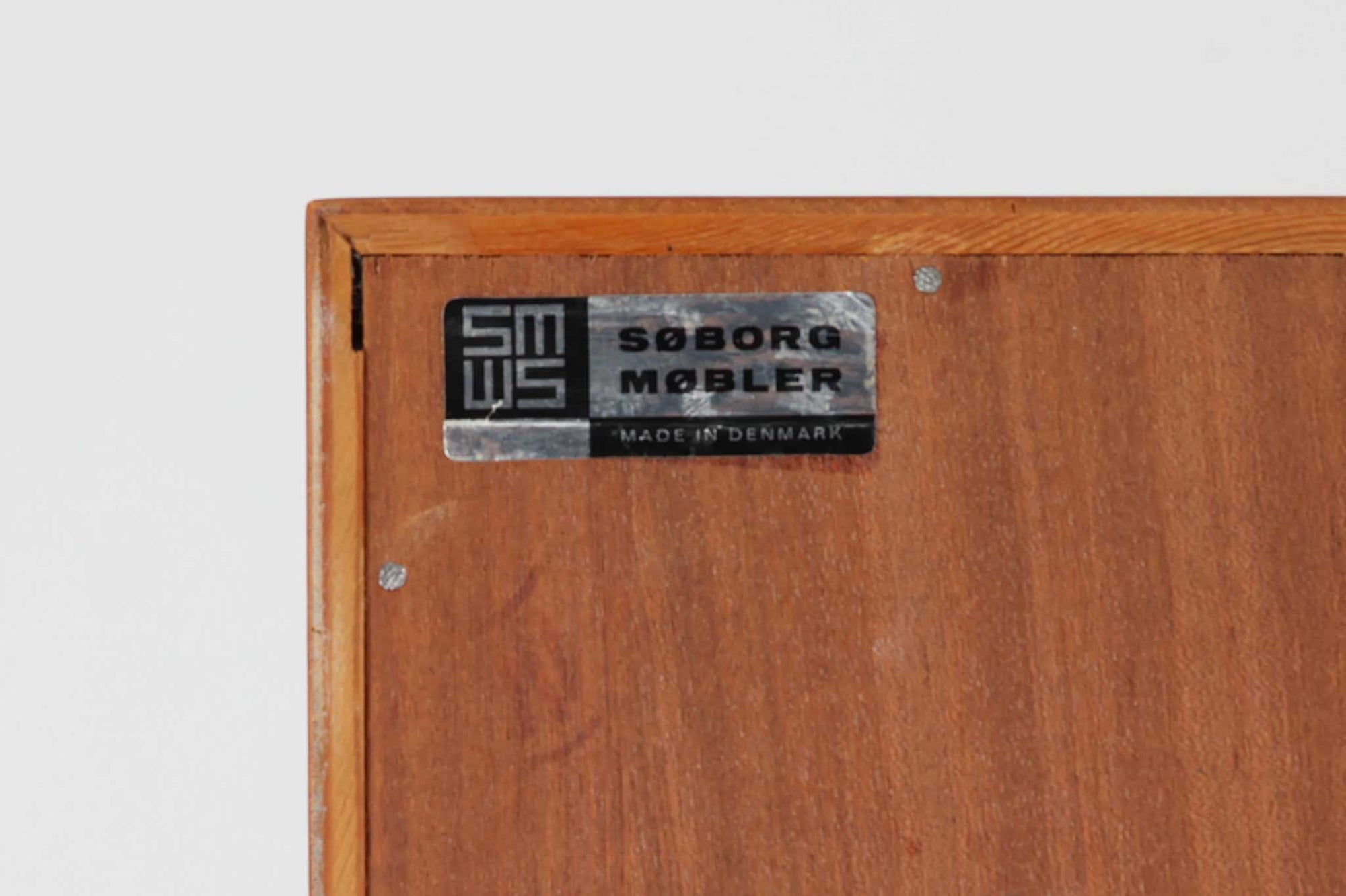 デンマークの巨匠ボーエ・モーエンセンがデザインした、Soborg mobler社製のビンテージディスプレイシェルフ。1950～70年代に製造された北欧家具の名作です。チーク材の美しい木目が際立ち、温かみのある風合いが魅力。上部はオープンシェルフ、下部には収納キャビネットを備え、実用性にも優れています。可動棚により、収納スペースを自由に調整可能。モーエンセンらしいシンプルな掘り込み取っ手が施された洗練されたデザイン。ビンテージならではの風合いを楽しめる、北欧家具の逸品です。