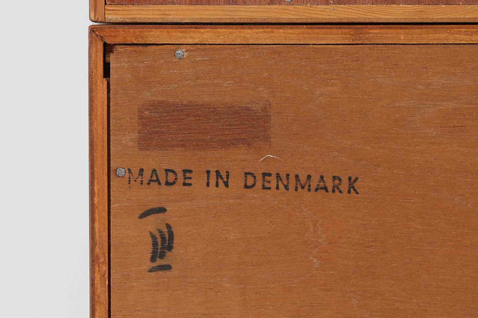 デンマークの巨匠ボーエ・モーエンセンがデザインした、Soborg mobler社製のビンテージディスプレイシェルフ。1950～70年代に製造された北欧家具の名作です。チーク材の美しい木目が際立ち、温かみのある風合いが魅力。上部はオープンシェルフ、下部には収納キャビネットを備え、実用性にも優れています。可動棚により、収納スペースを自由に調整可能。モーエンセンらしいシンプルな掘り込み取っ手が施された洗練されたデザイン。ビンテージならではの風合いを楽しめる、北欧家具の逸品です。