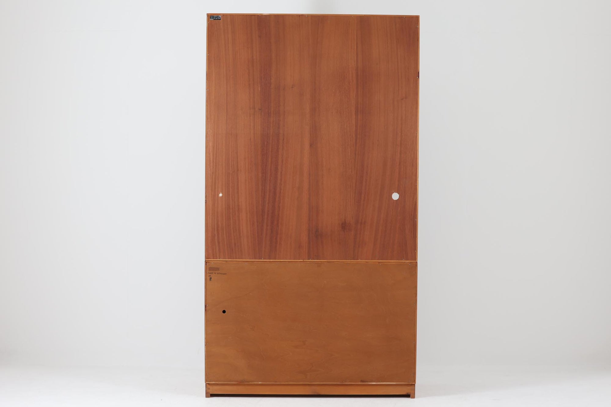 デンマークの巨匠ボーエ・モーエンセンがデザインした、Soborg mobler社製のビンテージディスプレイシェルフ。1950～70年代に製造された北欧家具の名作です。チーク材の美しい木目が際立ち、温かみのある風合いが魅力。上部はオープンシェルフ、下部には収納キャビネットを備え、実用性にも優れています。可動棚により、収納スペースを自由に調整可能。モーエンセンらしいシンプルな掘り込み取っ手が施された洗練されたデザイン。ビンテージならではの風合いを楽しめる、北欧家具の逸品です。