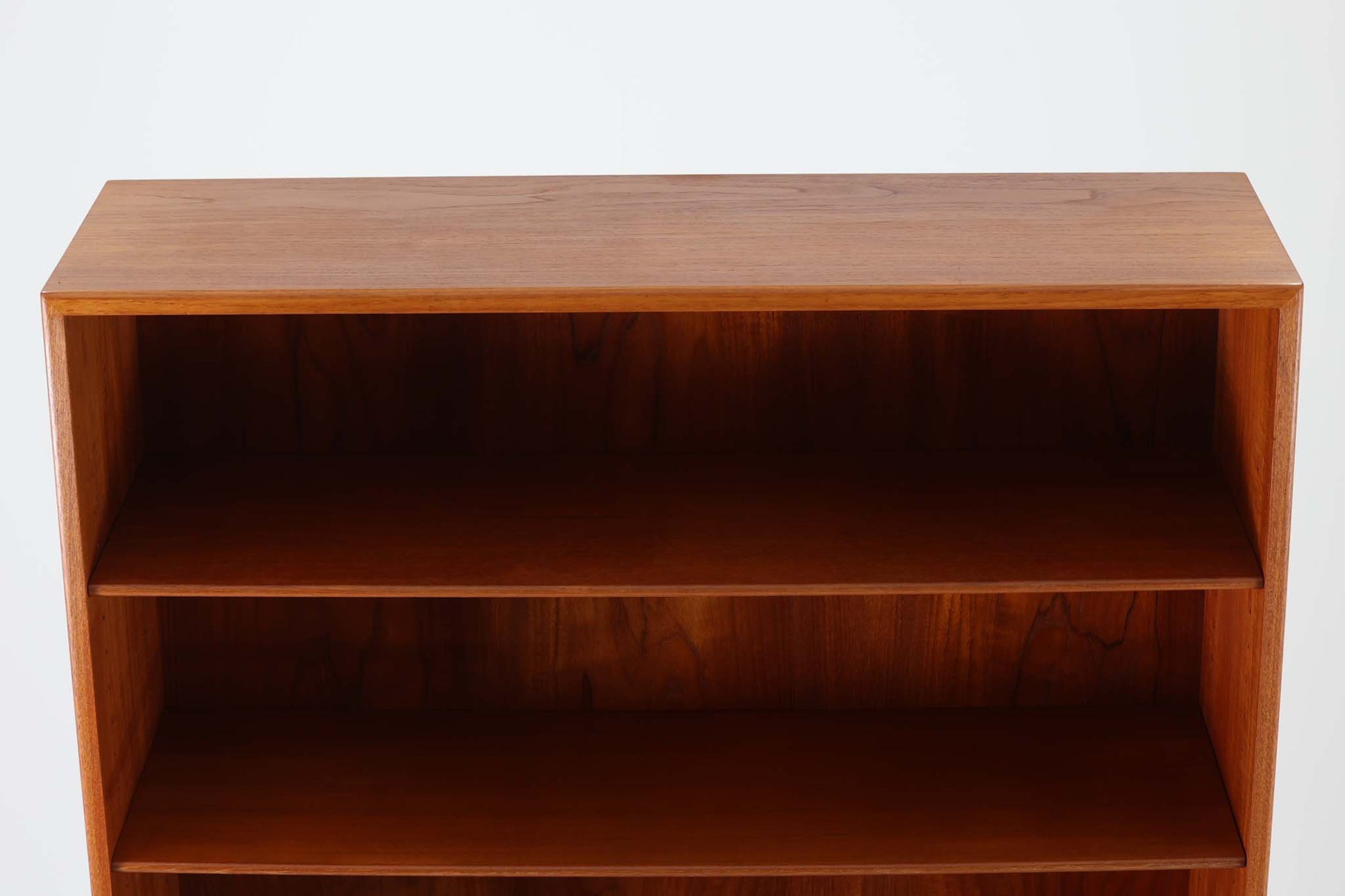 デンマークの巨匠ボーエ・モーエンセンがデザインした、Soborg mobler社製のビンテージディスプレイシェルフ。1950～70年代に製造された北欧家具の名作です。チーク材の美しい木目が際立ち、温かみのある風合いが魅力。上部はオープンシェルフ、下部には収納キャビネットを備え、実用性にも優れています。可動棚により、収納スペースを自由に調整可能。モーエンセンらしいシンプルな掘り込み取っ手が施された洗練されたデザイン。ビンテージならではの風合いを楽しめる、北欧家具の逸品です。