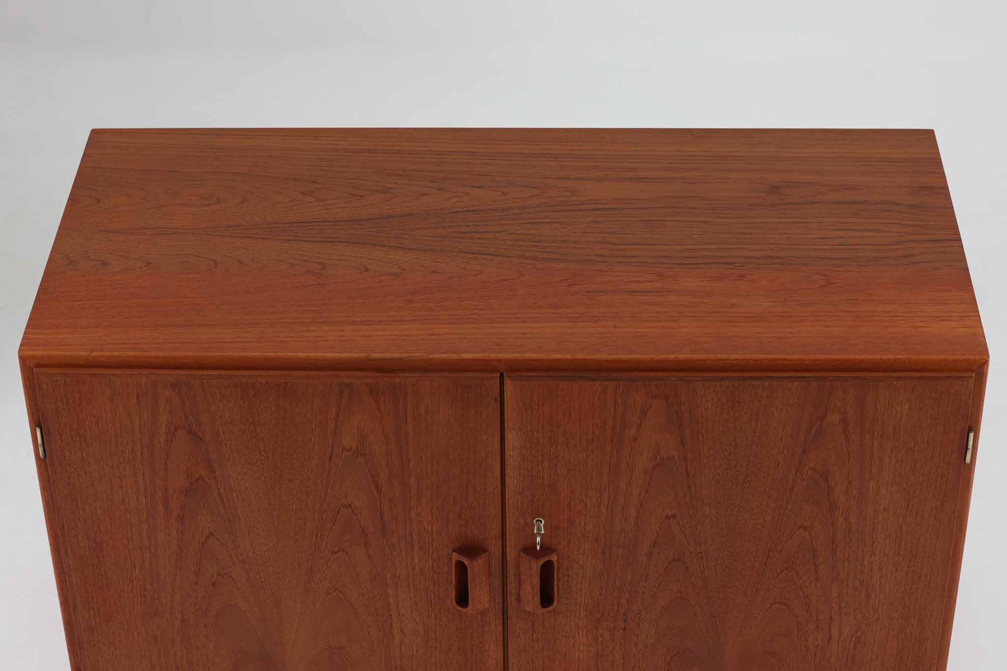 デンマークの巨匠ボーエ・モーエンセンがデザインした、Soborg mobler社製のビンテージディスプレイシェルフ。1950～70年代に製造された北欧家具の名作です。チーク材の美しい木目が際立ち、温かみのある風合いが魅力。上部はオープンシェルフ、下部には収納キャビネットを備え、実用性にも優れています。可動棚により、収納スペースを自由に調整可能。モーエンセンらしいシンプルな掘り込み取っ手が施された洗練されたデザイン。ビンテージならではの風合いを楽しめる、北欧家具の逸品です。