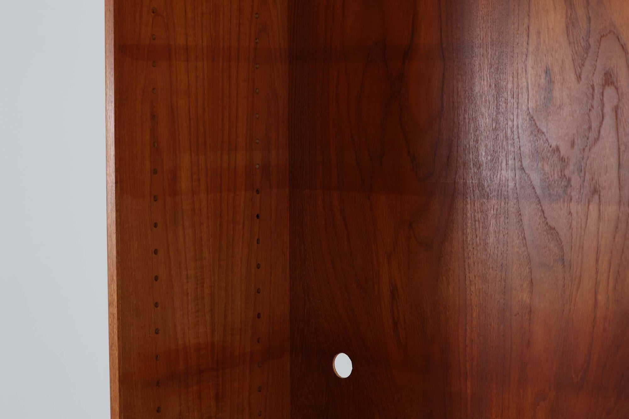 デンマークの巨匠ボーエ・モーエンセンがデザインした、Soborg mobler社製のビンテージディスプレイシェルフ。1950～70年代に製造された北欧家具の名作です。チーク材の美しい木目が際立ち、温かみのある風合いが魅力。上部はオープンシェルフ、下部には収納キャビネットを備え、実用性にも優れています。可動棚により、収納スペースを自由に調整可能。モーエンセンらしいシンプルな掘り込み取っ手が施された洗練されたデザイン。ビンテージならではの風合いを楽しめる、北欧家具の逸品です。