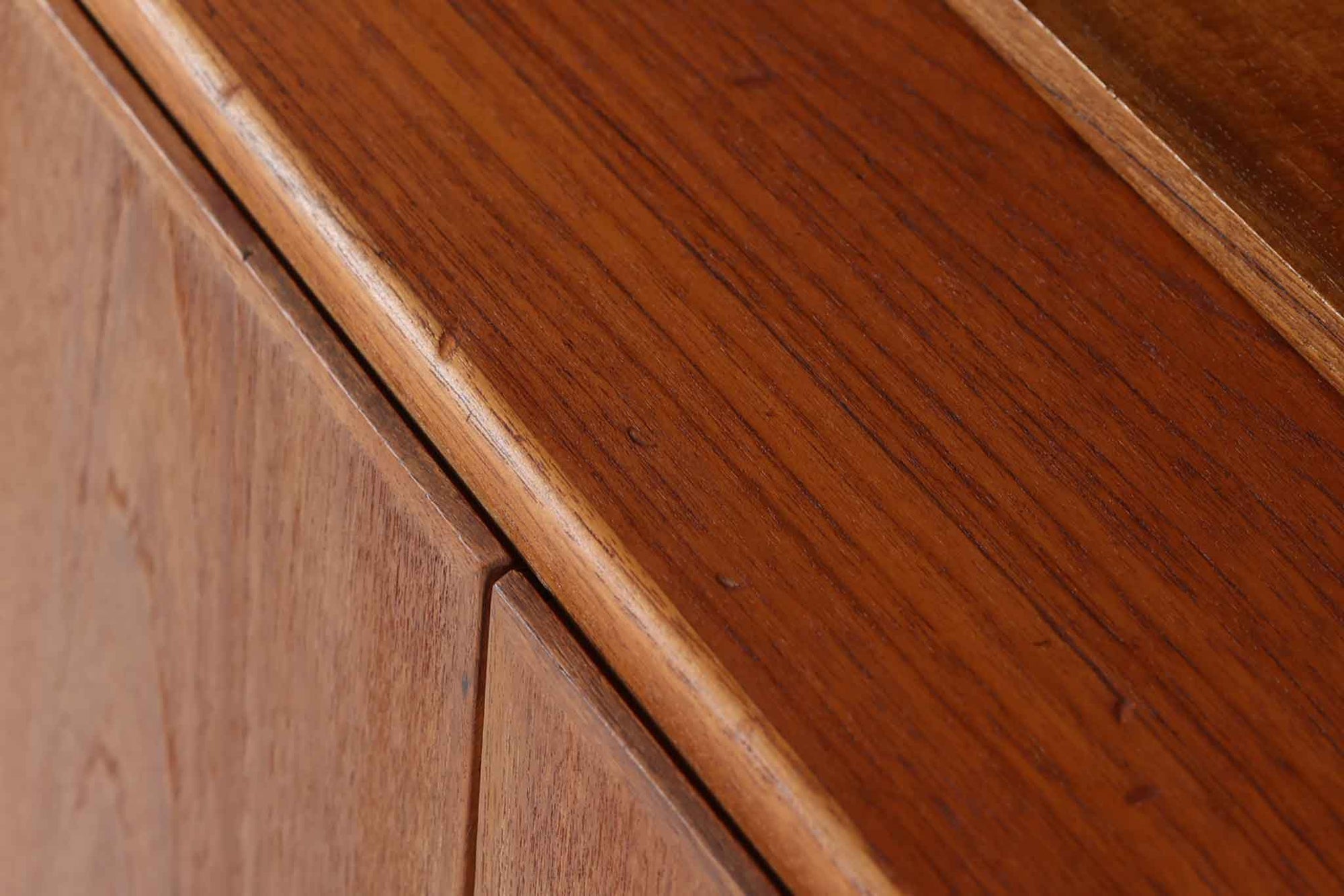 デンマークの巨匠ボーエ・モーエンセンがデザインした、Soborg mobler社製のビンテージディスプレイシェルフ。1950～70年代に製造された北欧家具の名作です。チーク材の美しい木目が際立ち、温かみのある風合いが魅力。上部はオープンシェルフ、下部には収納キャビネットを備え、実用性にも優れています。可動棚により、収納スペースを自由に調整可能。モーエンセンらしいシンプルな掘り込み取っ手が施された洗練されたデザイン。ビンテージならではの風合いを楽しめる、北欧家具の逸品です。