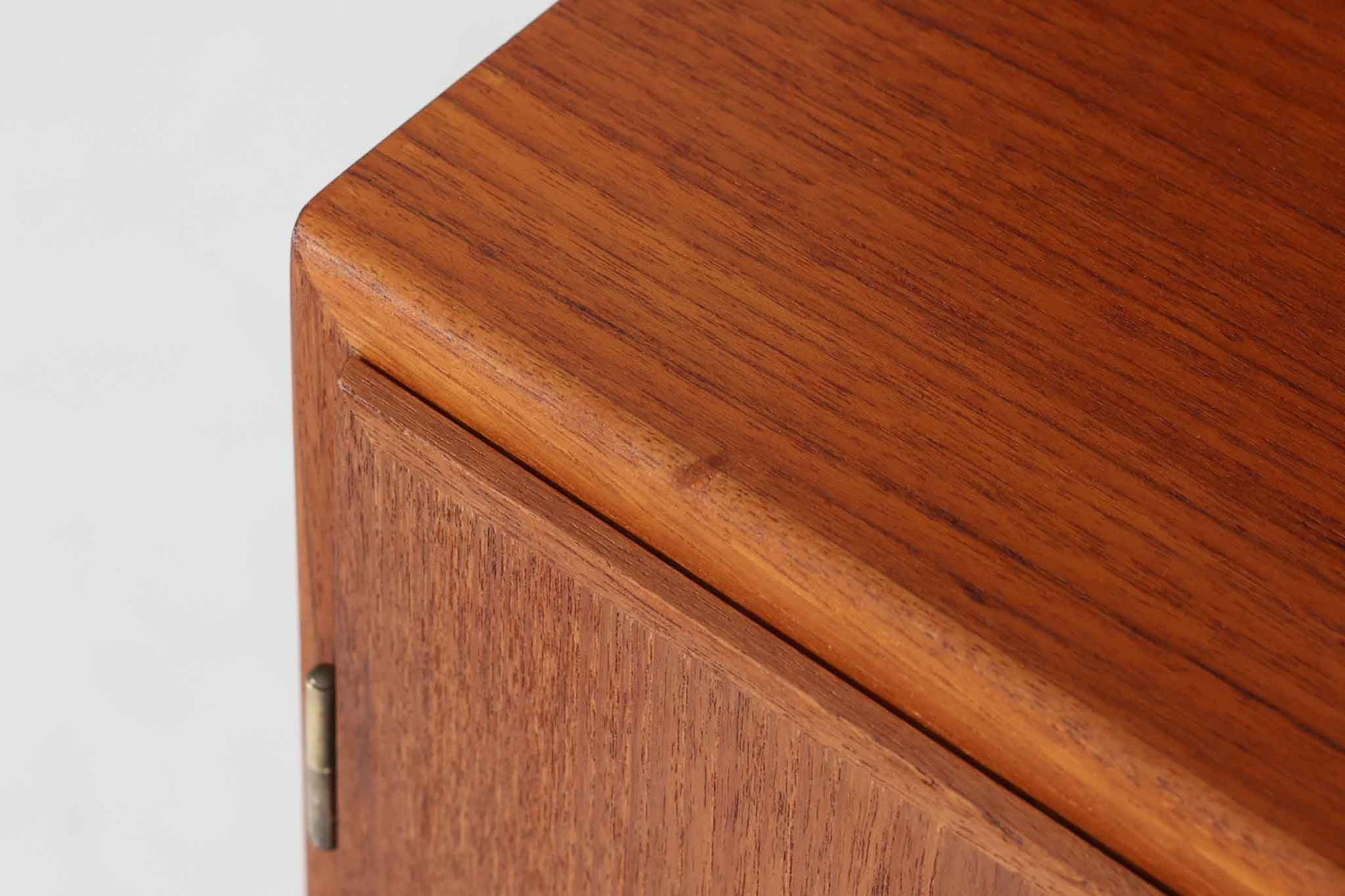 デンマークの巨匠ボーエ・モーエンセンがデザインした、Soborg mobler社製のビンテージディスプレイシェルフ。1950～70年代に製造された北欧家具の名作です。チーク材の美しい木目が際立ち、温かみのある風合いが魅力。上部はオープンシェルフ、下部には収納キャビネットを備え、実用性にも優れています。可動棚により、収納スペースを自由に調整可能。モーエンセンらしいシンプルな掘り込み取っ手が施された洗練されたデザイン。ビンテージならではの風合いを楽しめる、北欧家具の逸品です。