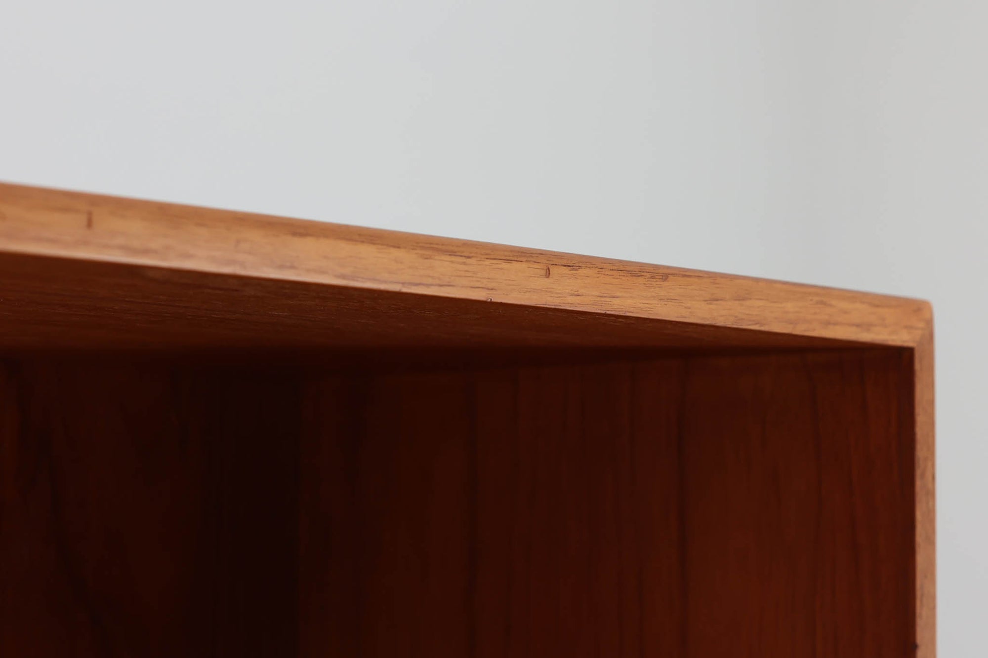 デンマークの巨匠ボーエ・モーエンセンがデザインした、Soborg mobler社製のビンテージディスプレイシェルフ。1950～70年代に製造された北欧家具の名作です。チーク材の美しい木目が際立ち、温かみのある風合いが魅力。上部はオープンシェルフ、下部には収納キャビネットを備え、実用性にも優れています。可動棚により、収納スペースを自由に調整可能。モーエンセンらしいシンプルな掘り込み取っ手が施された洗練されたデザイン。ビンテージならではの風合いを楽しめる、北欧家具の逸品です。