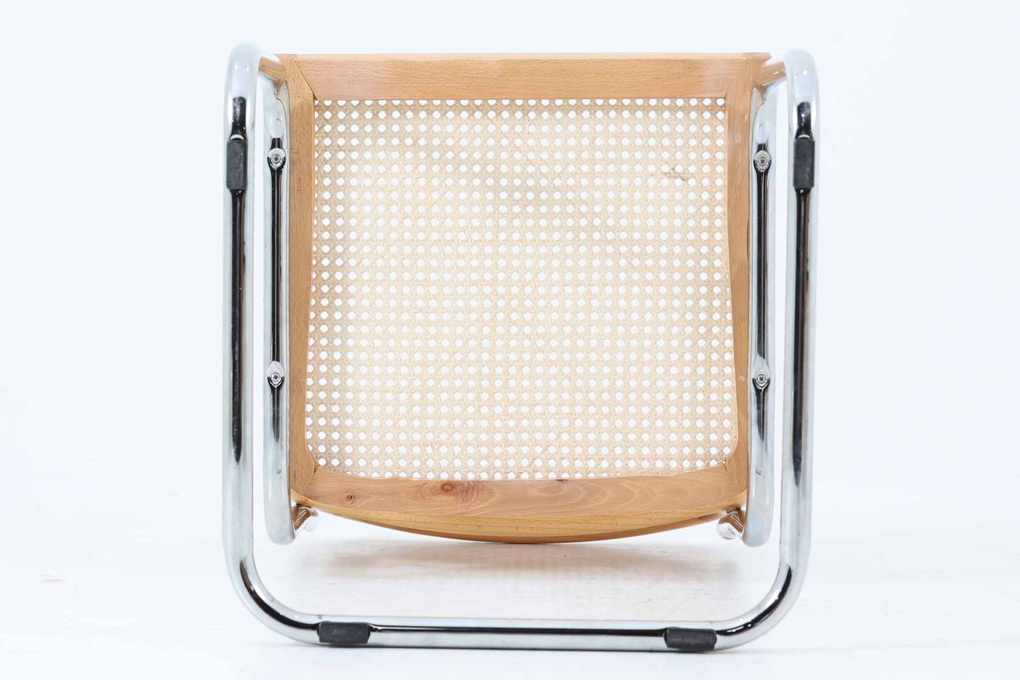 Cesca Chairは、デザイナーのマルセル・ブロイヤー（marcel Breuer）によって1928年に設計されました。鋼管を使ったフレームが特徴で、世界初の「カンチレバーチェア」（片側のみで支える構造）として有名です。この構造により、従来の四脚の椅子に比べて、軽快でシンプルな外観を実現しています。デザインから100年近く経った現在でも、Cesca Chairは世界中で愛され続けています。こちらのCesca Chairは、リプロダクト（復刻版）品となります。多くのリプロダクトが市場に出回っており、北欧地域でも使用されていることが確認されています。また、本チェアはイタリア製であることは判明しておりますが、製造メーカーについては不明です。