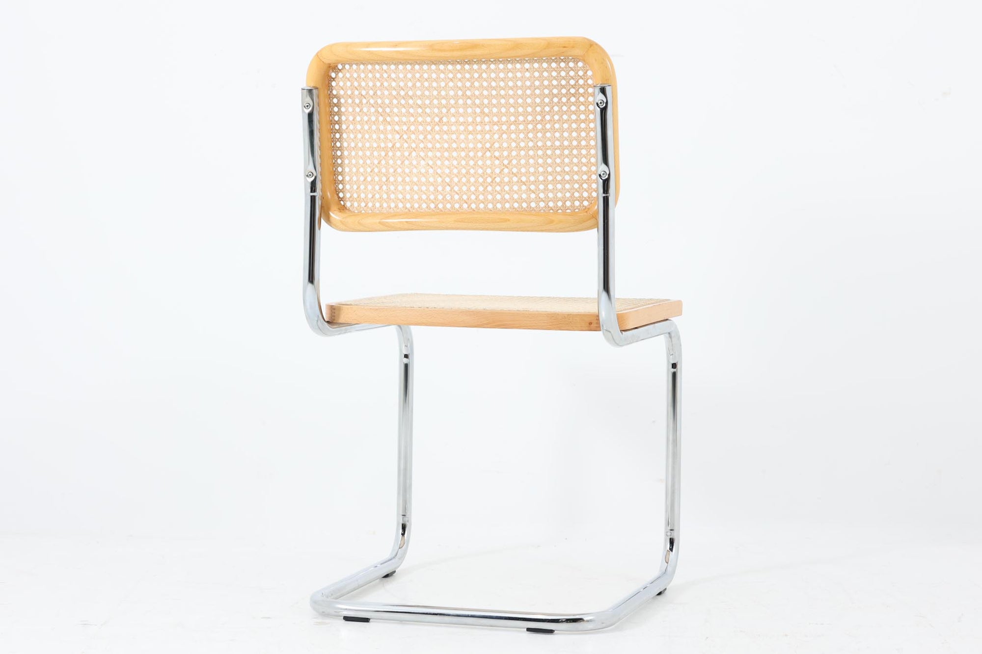 Cesca Chairは、デザイナーのマルセル・ブロイヤー（marcel Breuer）によって1928年に設計されました。鋼管を使ったフレームが特徴で、世界初の「カンチレバーチェア」（片側のみで支える構造）として有名です。この構造により、従来の四脚の椅子に比べて、軽快でシンプルな外観を実現しています。デザインから100年近く経った現在でも、Cesca Chairは世界中で愛され続けています。こちらのCesca Chairは、リプロダクト（復刻版）品となります。多くのリプロダクトが市場に出回っており、北欧地域でも使用されていることが確認されています。また、本チェアはイタリア製であることは判明しておりますが、製造メーカーについては不明です。