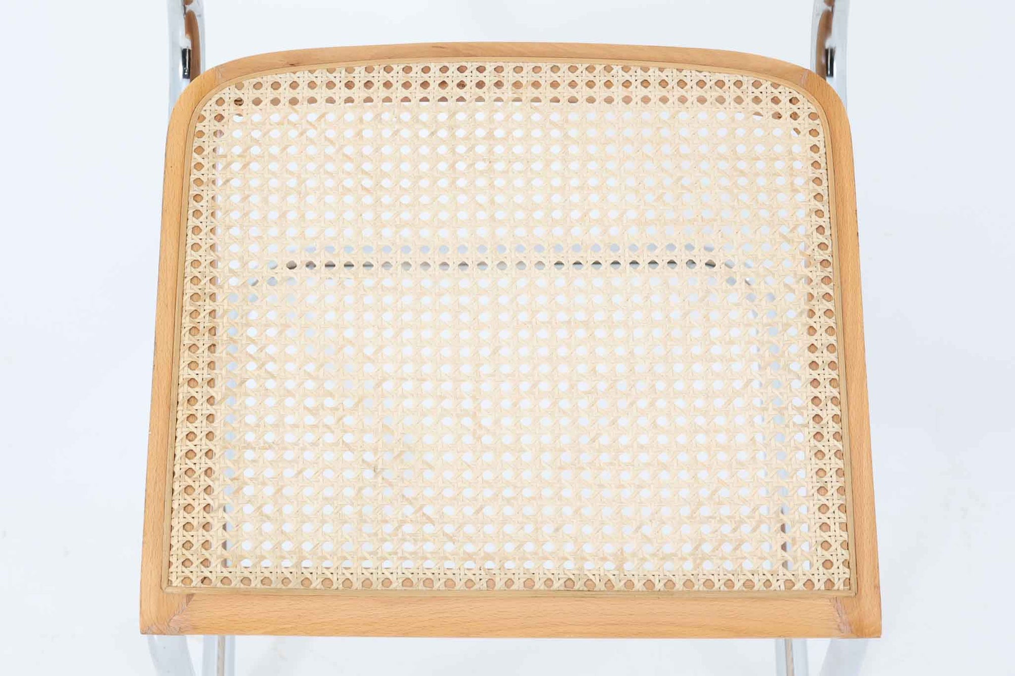 Cesca Chairは、デザイナーのマルセル・ブロイヤー（marcel Breuer）によって1928年に設計されました。鋼管を使ったフレームが特徴で、世界初の「カンチレバーチェア」（片側のみで支える構造）として有名です。この構造により、従来の四脚の椅子に比べて、軽快でシンプルな外観を実現しています。デザインから100年近く経った現在でも、Cesca Chairは世界中で愛され続けています。こちらのCesca Chairは、リプロダクト（復刻版）品となります。多くのリプロダクトが市場に出回っており、北欧地域でも使用されていることが確認されています。また、本チェアはイタリア製であることは判明しておりますが、製造メーカーについては不明です。