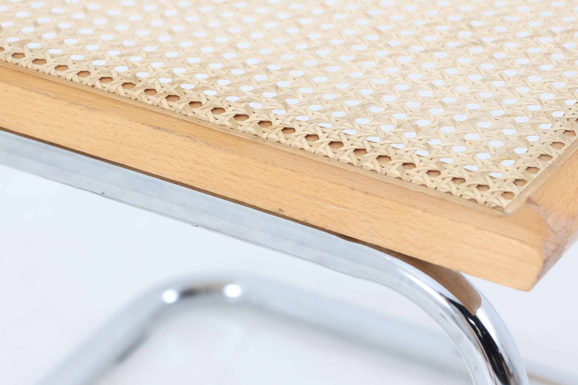 Cesca Chairは、デザイナーのマルセル・ブロイヤー（marcel Breuer）によって1928年に設計されました。鋼管を使ったフレームが特徴で、世界初の「カンチレバーチェア」（片側のみで支える構造）として有名です。この構造により、従来の四脚の椅子に比べて、軽快でシンプルな外観を実現しています。デザインから100年近く経った現在でも、Cesca Chairは世界中で愛され続けています。こちらのCesca Chairは、リプロダクト（復刻版）品となります。多くのリプロダクトが市場に出回っており、北欧地域でも使用されていることが確認されています。また、本チェアはイタリア製であることは判明しておりますが、製造メーカーについては不明です。