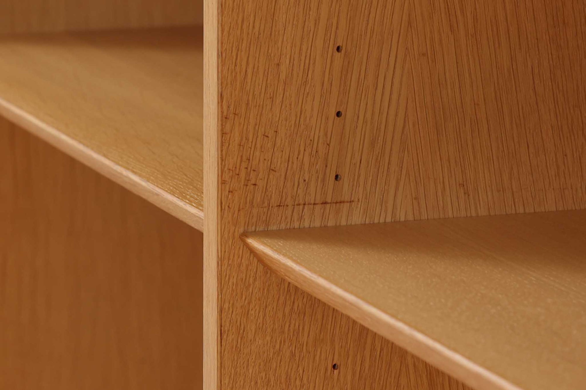 Hundevad &amp; Co社製の造りが良いブックシェルフです。良質なオーク材が使用されています。大型で様々な本が収納可能です。Poul Hundevadならではの棚板前面のスリットとタボが見えない設計により非常にすっきりとした印象に仕上がっています。