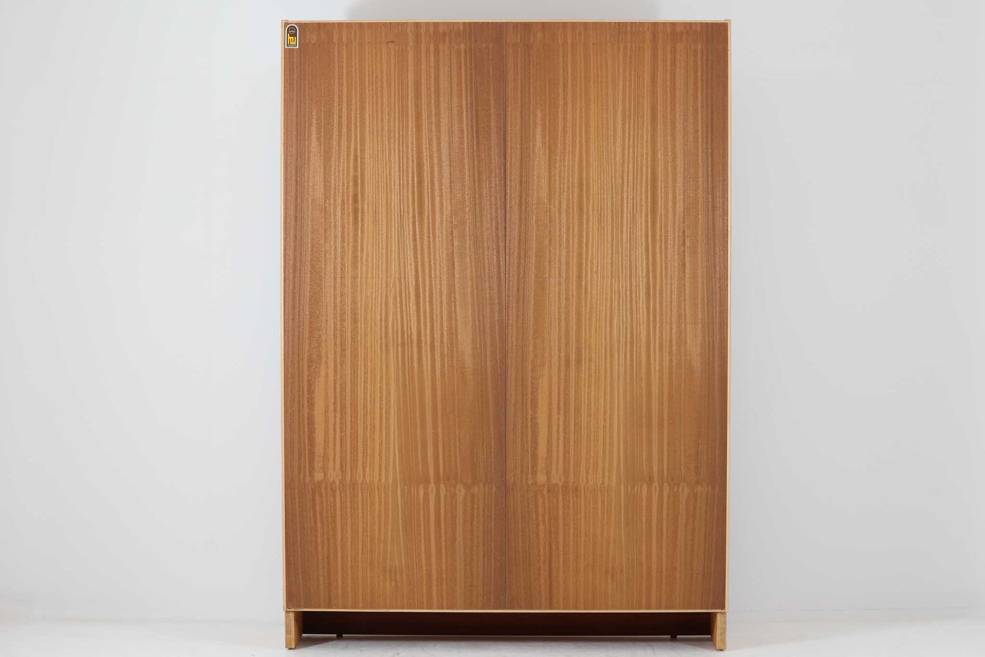 Hundevad &amp; Co社製の造りが良いブックシェルフです。良質なオーク材が使用されています。大型で様々な本が収納可能です。Poul Hundevadならではの棚板前面のスリットとタボが見えない設計により非常にすっきりとした印象に仕上がっています。