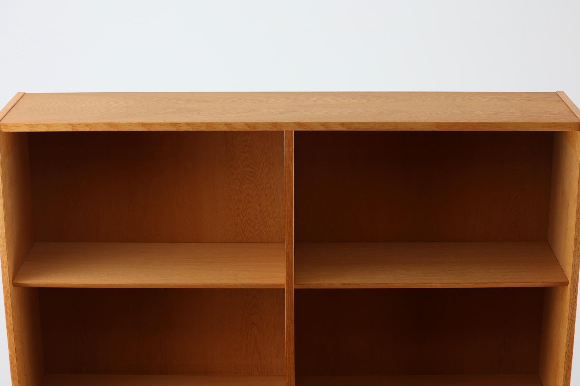 Hundevad &amp; Co社製の造りが良いブックシェルフです。良質なオーク材が使用されています。大型で様々な本が収納可能です。Poul Hundevadならではの棚板前面のスリットとタボが見えない設計により非常にすっきりとした印象に仕上がっています。