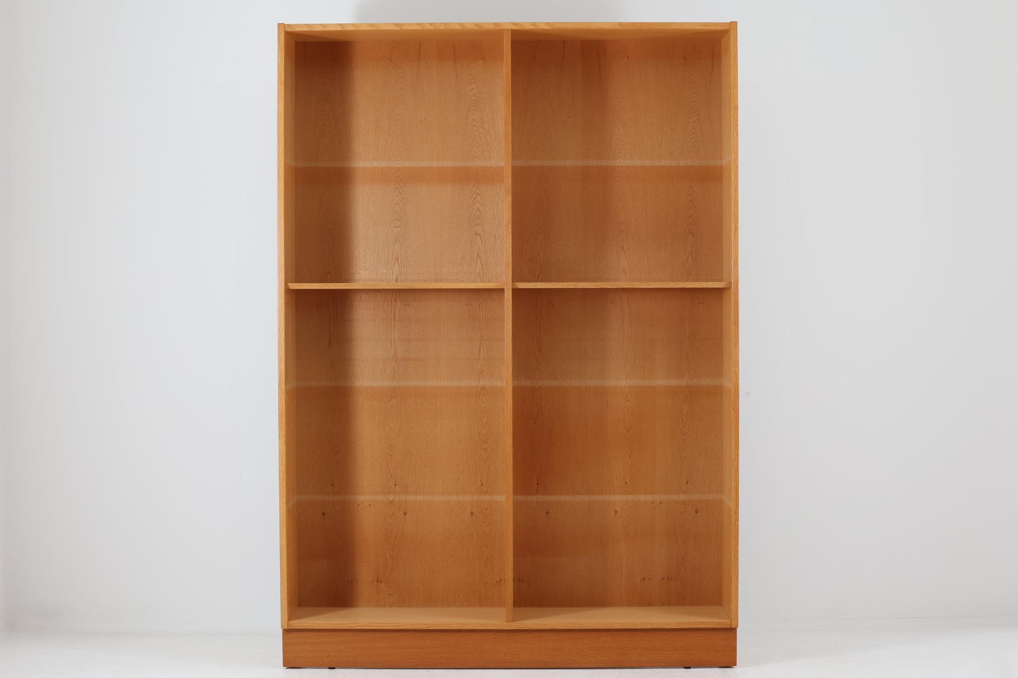 Hundevad &amp; Co社製の造りが良いブックシェルフです。良質なオーク材が使用されています。大型で様々な本が収納可能です。Poul Hundevadならではの棚板前面のスリットとタボが見えない設計により非常にすっきりとした印象に仕上がっています。