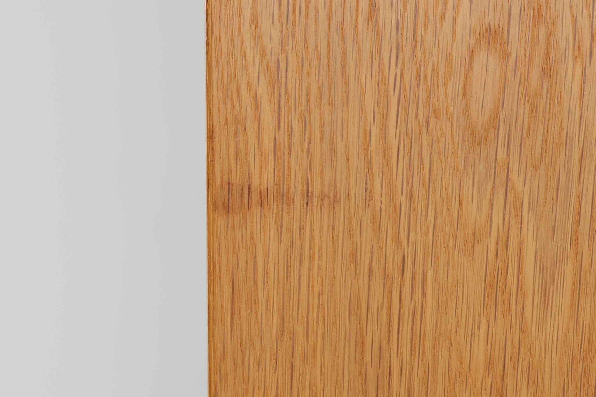 Hundevad &amp; Co社製の造りが良いブックシェルフです。良質なオーク材が使用されています。大型で様々な本が収納可能です。Poul Hundevadならではの棚板前面のスリットとタボが見えない設計により非常にすっきりとした印象に仕上がっています。