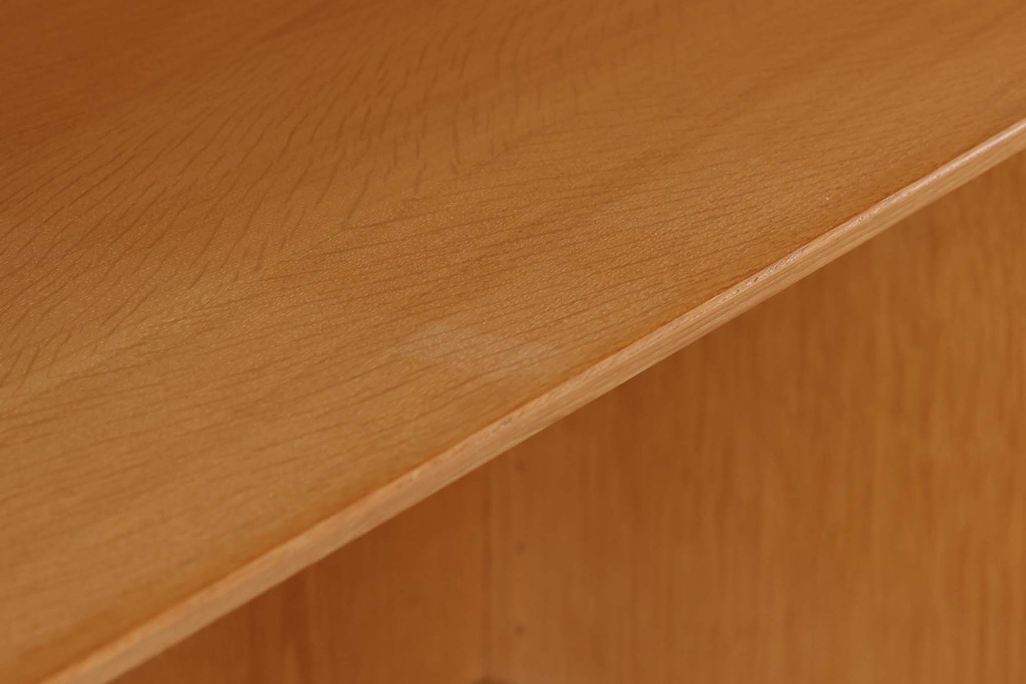 Hundevad &amp; Co社製の造りが良いブックシェルフです。良質なオーク材が使用されています。大型で様々な本が収納可能です。Poul Hundevadならではの棚板前面のスリットとタボが見えない設計により非常にすっきりとした印象に仕上がっています。