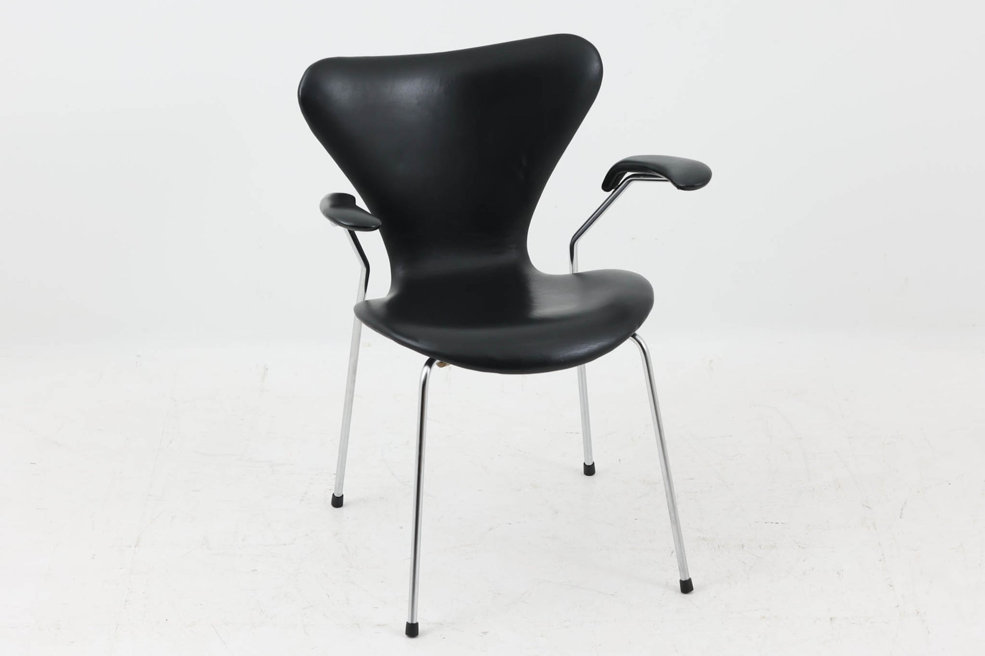 北欧より買い付けました。Arne Jacobsenデザインのセブンチェアです。アーム付きの本革モデルです。1980～1990年代頃に製造されたものと推測され、使い込まれた本革の質感が魅力的な一品です。