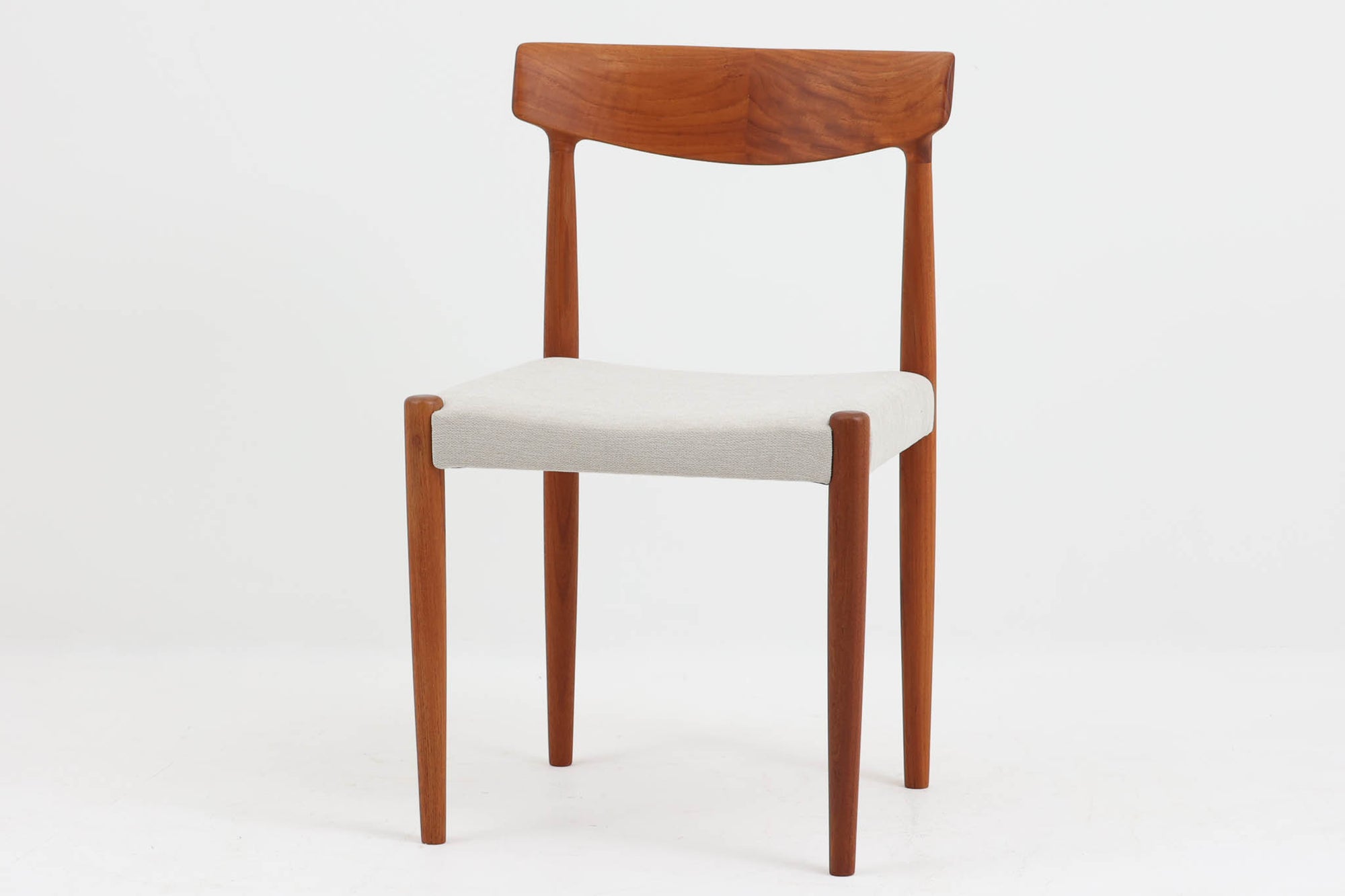 model 343は、デンマークの著名なデザイナー、Knud Faerchによってデザインされたチェアで、チーク無垢材を使用した背もたれと脚との繋ぎ目が美しい一品です。このチェアはシンプルな形状を持ちながらも、職人による高い技術が光る作品で、細部にわたる精緻な仕上げが特徴です。