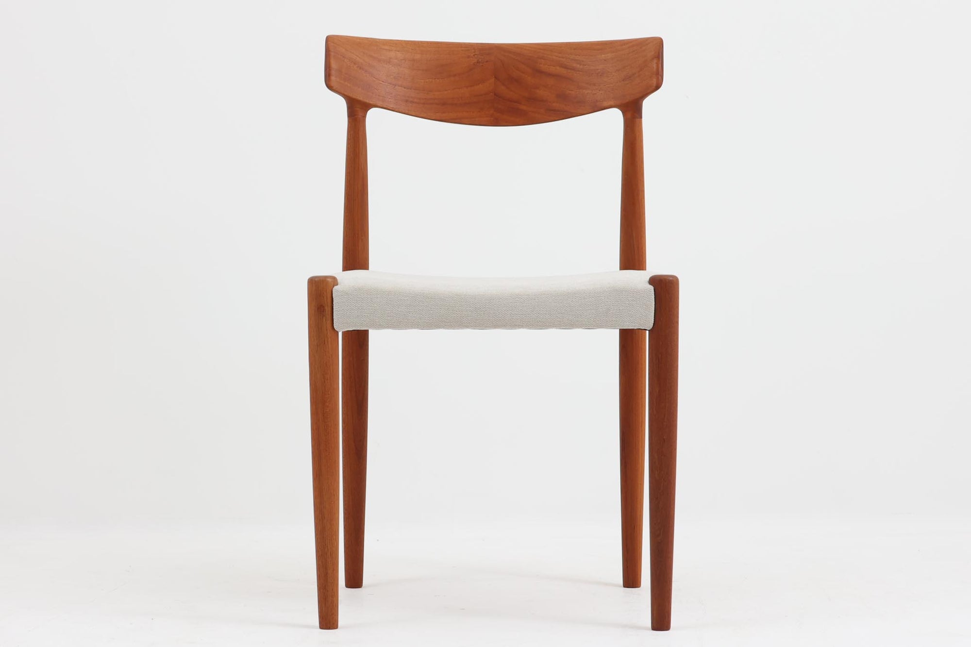 model 343は、デンマークの著名なデザイナー、Knud Faerchによってデザインされたチェアで、チーク無垢材を使用した背もたれと脚との繋ぎ目が美しい一品です。このチェアはシンプルな形状を持ちながらも、職人による高い技術が光る作品で、細部にわたる精緻な仕上げが特徴です。