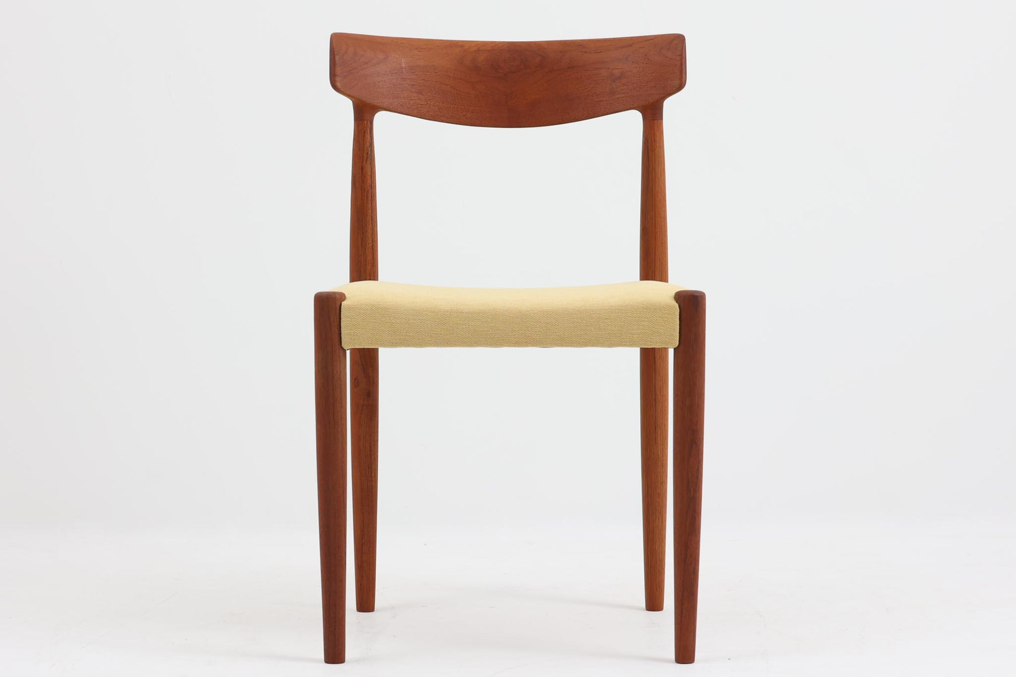 model 343は、デンマークの著名なデザイナー、Knud Faerchによってデザインされたチェアで、チーク無垢材を使用した背もたれと脚との繋ぎ目が美しい一品です。このチェアはシンプルな形状を持ちながらも、職人による高い技術が光る作品で、細部にわたる精緻な仕上げが特徴です。