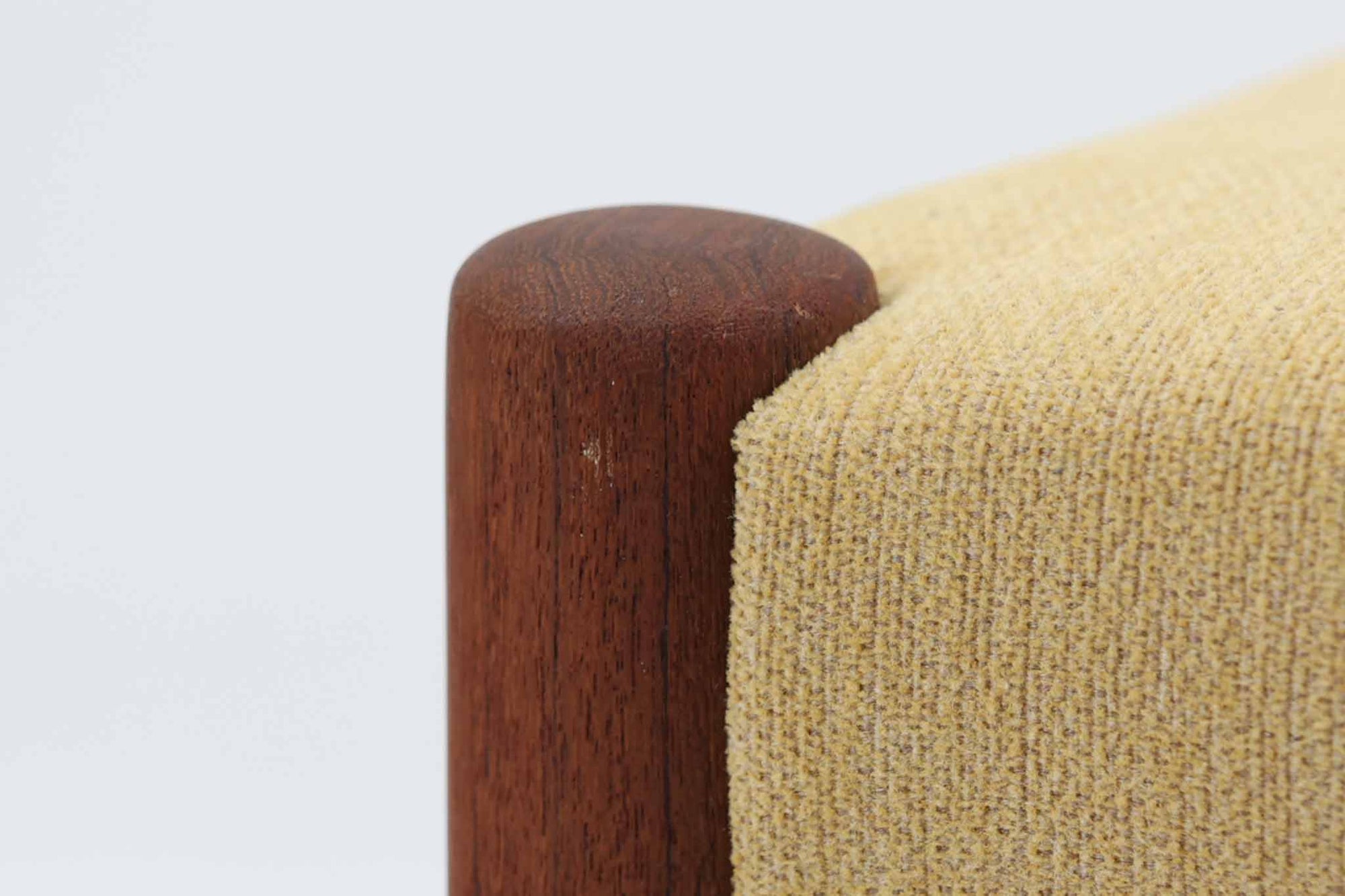 model 343は、デンマークの著名なデザイナー、Knud Faerchによってデザインされたチェアで、チーク無垢材を使用した背もたれと脚との繋ぎ目が美しい一品です。このチェアはシンプルな形状を持ちながらも、職人による高い技術が光る作品で、細部にわたる精緻な仕上げが特徴です。