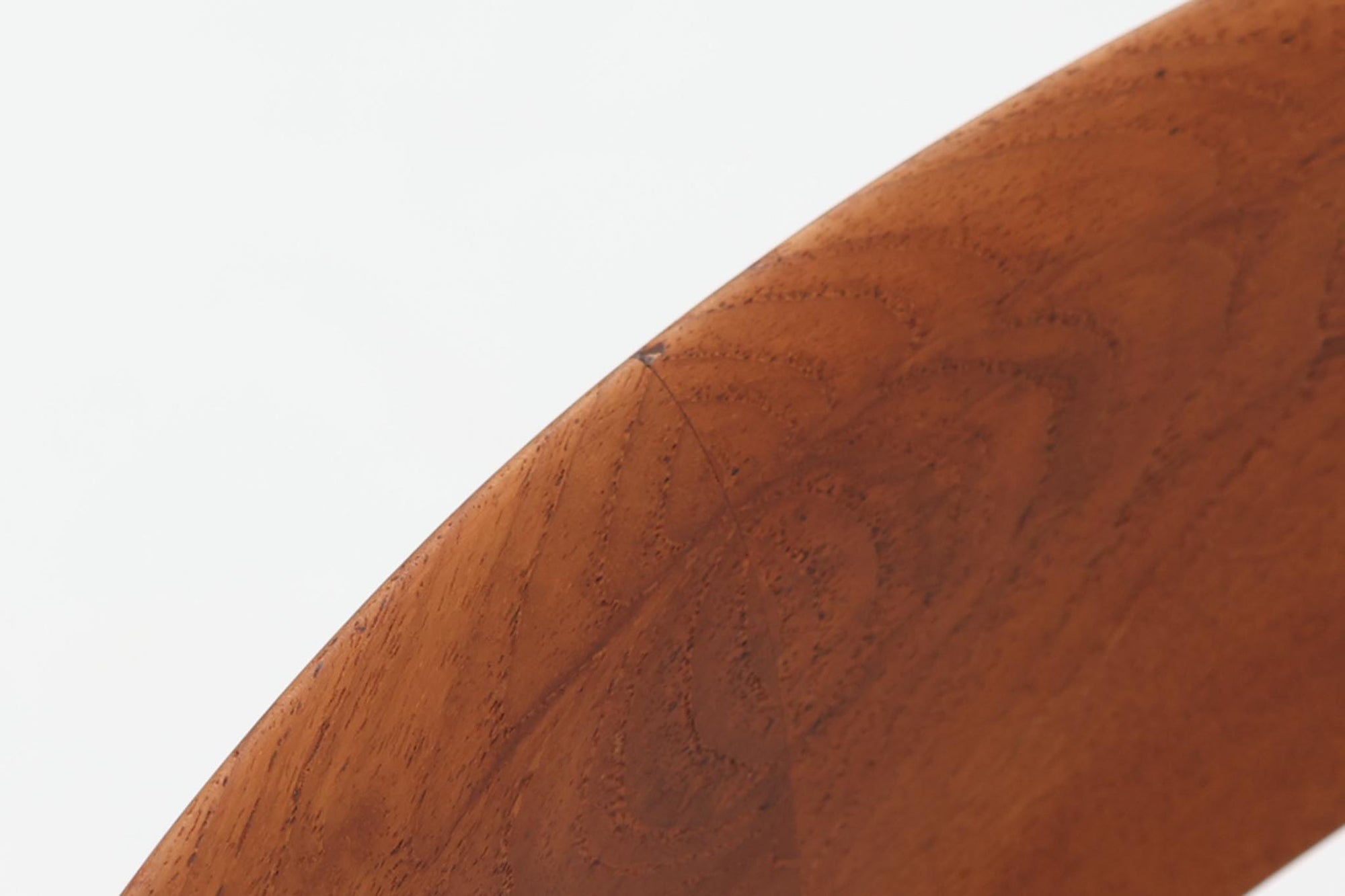 model 343は、デンマークの著名なデザイナー、Knud Faerchによってデザインされたチェアで、チーク無垢材を使用した背もたれと脚との繋ぎ目が美しい一品です。このチェアはシンプルな形状を持ちながらも、職人による高い技術が光る作品で、細部にわたる精緻な仕上げが特徴です。