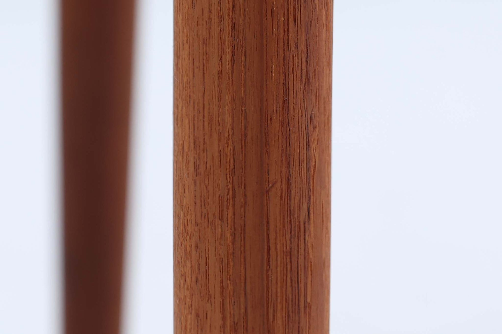 model 343は、デンマークの著名なデザイナー、Knud Faerchによってデザインされたチェアで、チーク無垢材を使用した背もたれと脚との繋ぎ目が美しい一品です。このチェアはシンプルな形状を持ちながらも、職人による高い技術が光る作品で、細部にわたる精緻な仕上げが特徴です。