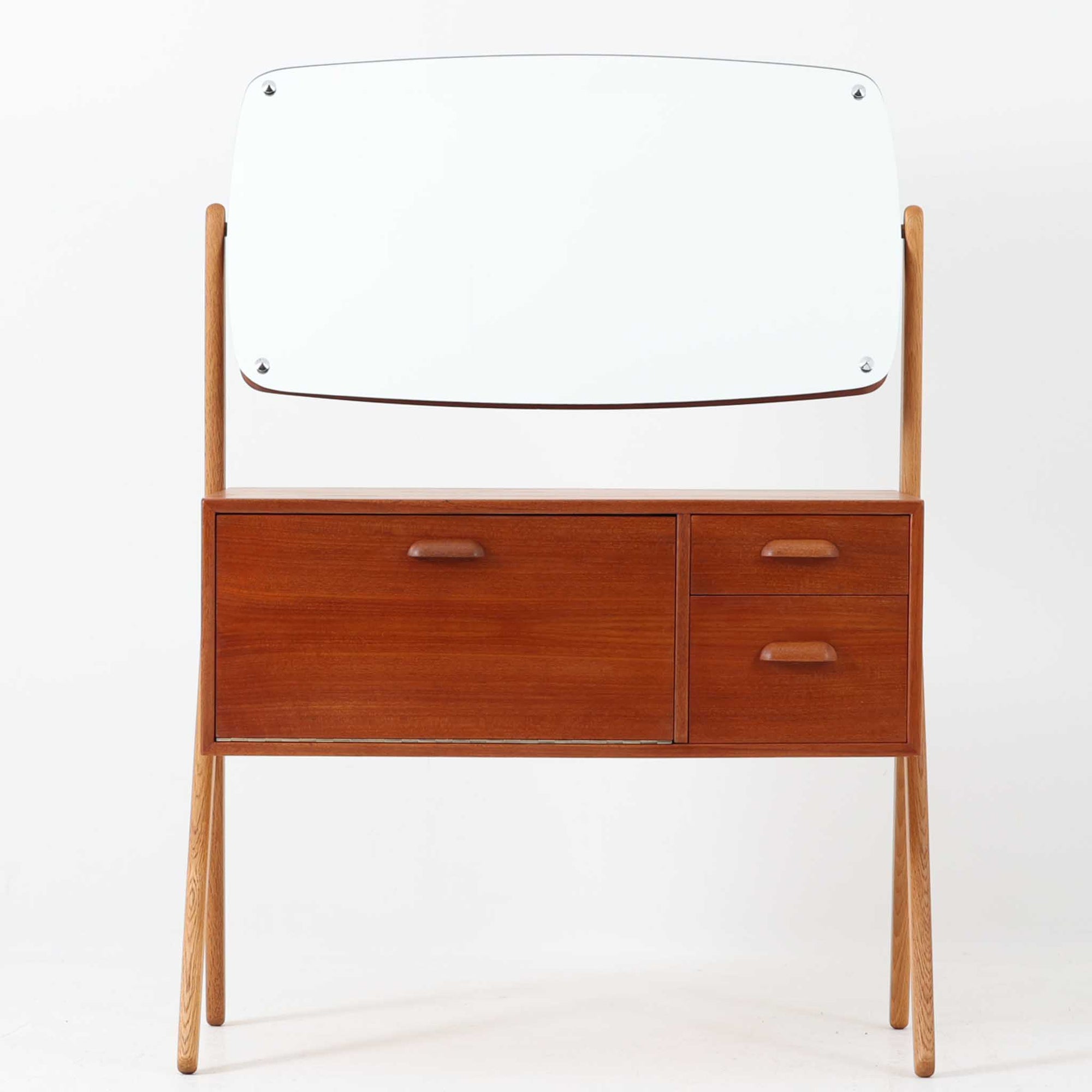 チーク材とオーク材の組み合わせが美しいこちらのドレッサーは、北欧ビンテージ家具らしい温もりと洗練された佇まいを兼ね備えています。柔らかく丸みを帯びた脚部と、曲線的なデザインのミラーが全体に優しい印象を与え、空間に調和する落ち着いた存在感を演出します。収納部には扉と引き出しが設けられ、日常使いのコスメや小物をすっきりと整理可能。実用性と美観を兼ね備えた設計で、玄関先や寝室などにさりげなく取り入れるだけでインテリアの質を高めてくれます。