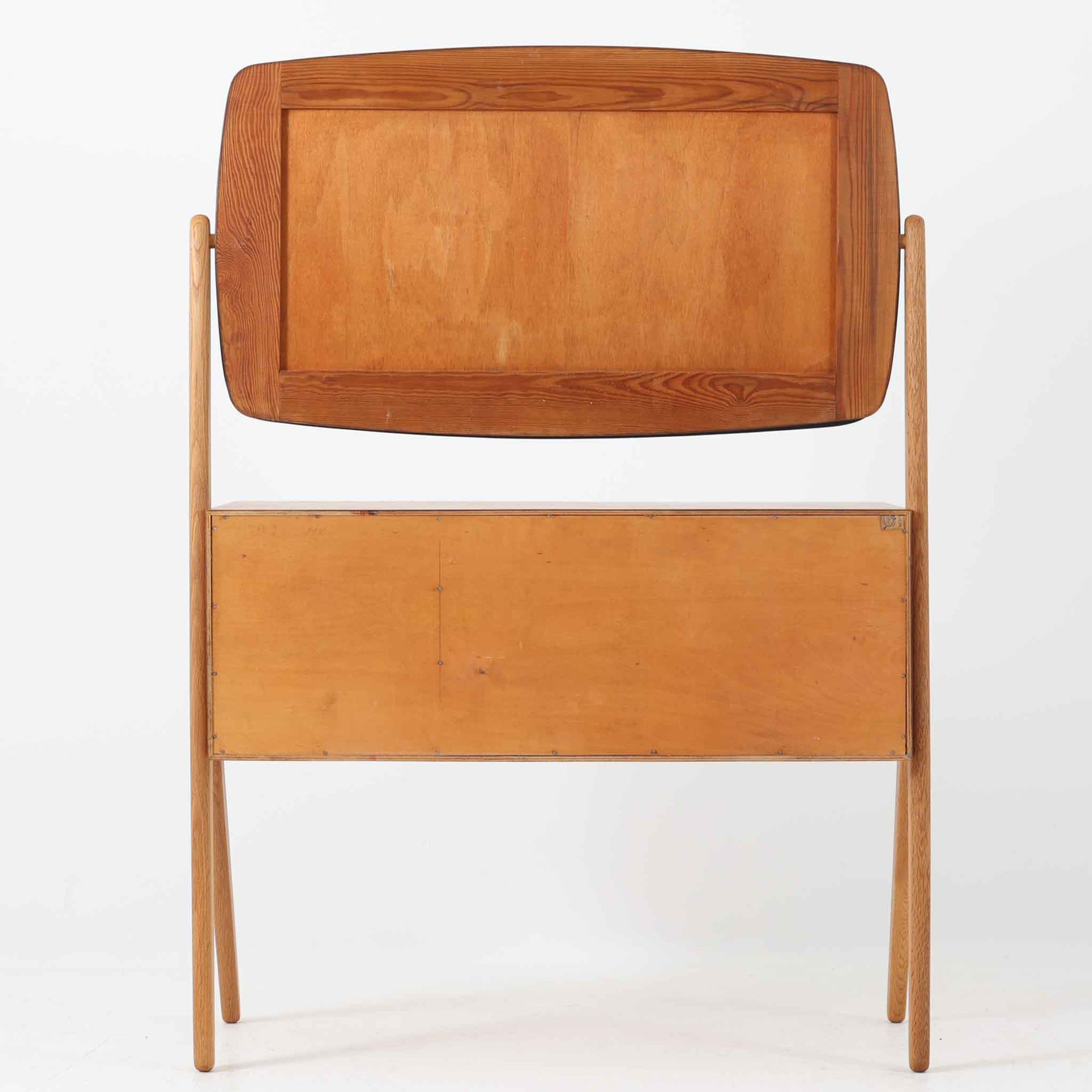 チーク材とオーク材の組み合わせが美しいこちらのドレッサーは、北欧ビンテージ家具らしい温もりと洗練された佇まいを兼ね備えています。柔らかく丸みを帯びた脚部と、曲線的なデザインのミラーが全体に優しい印象を与え、空間に調和する落ち着いた存在感を演出します。収納部には扉と引き出しが設けられ、日常使いのコスメや小物をすっきりと整理可能。実用性と美観を兼ね備えた設計で、玄関先や寝室などにさりげなく取り入れるだけでインテリアの質を高めてくれます。