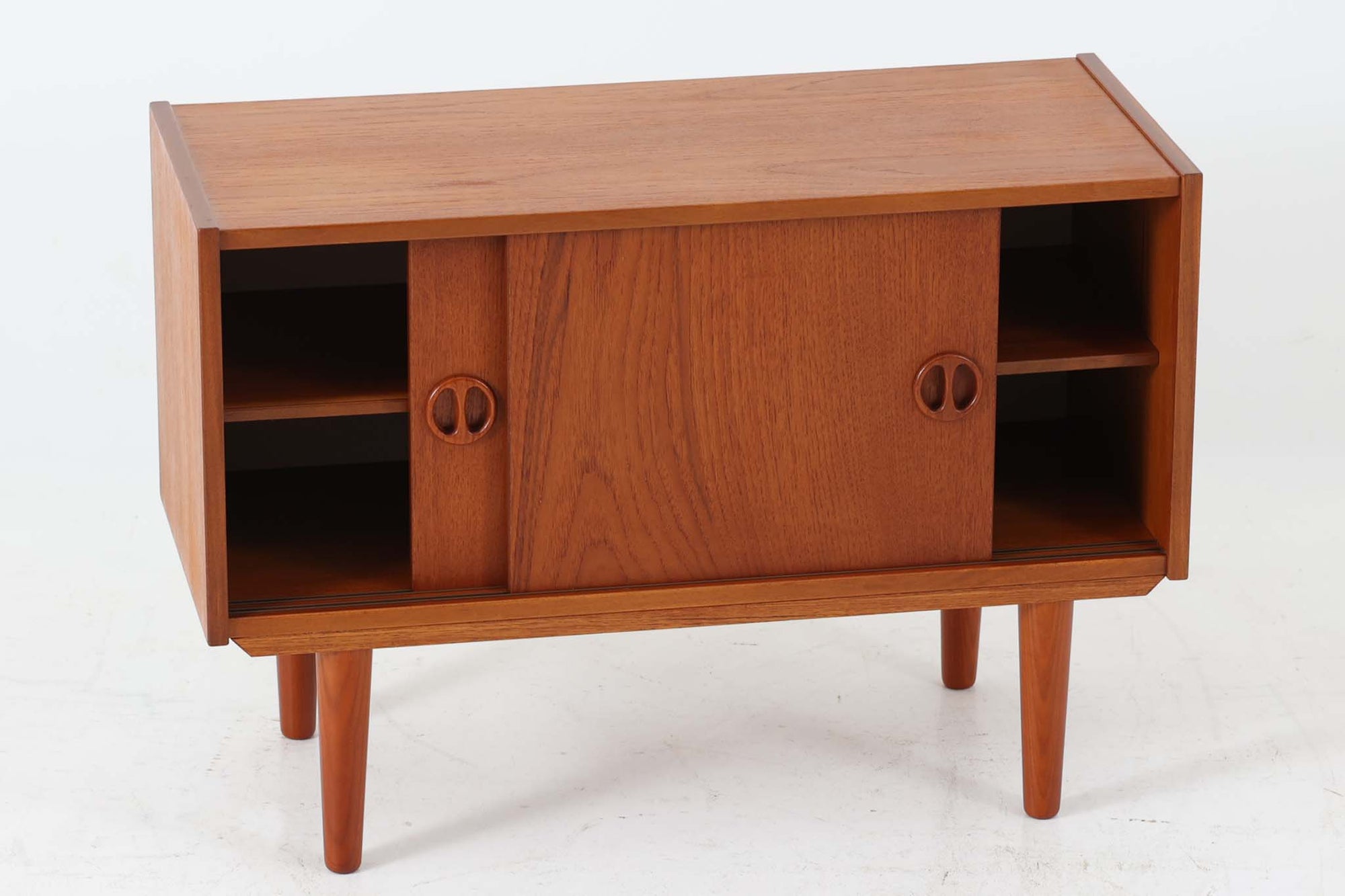 デンマークより買い付けたローボードです。良質なチーク材が使用されており、暖かみのある雰囲気です。小ぶりで置く場所を選ばずご使用いただけます。