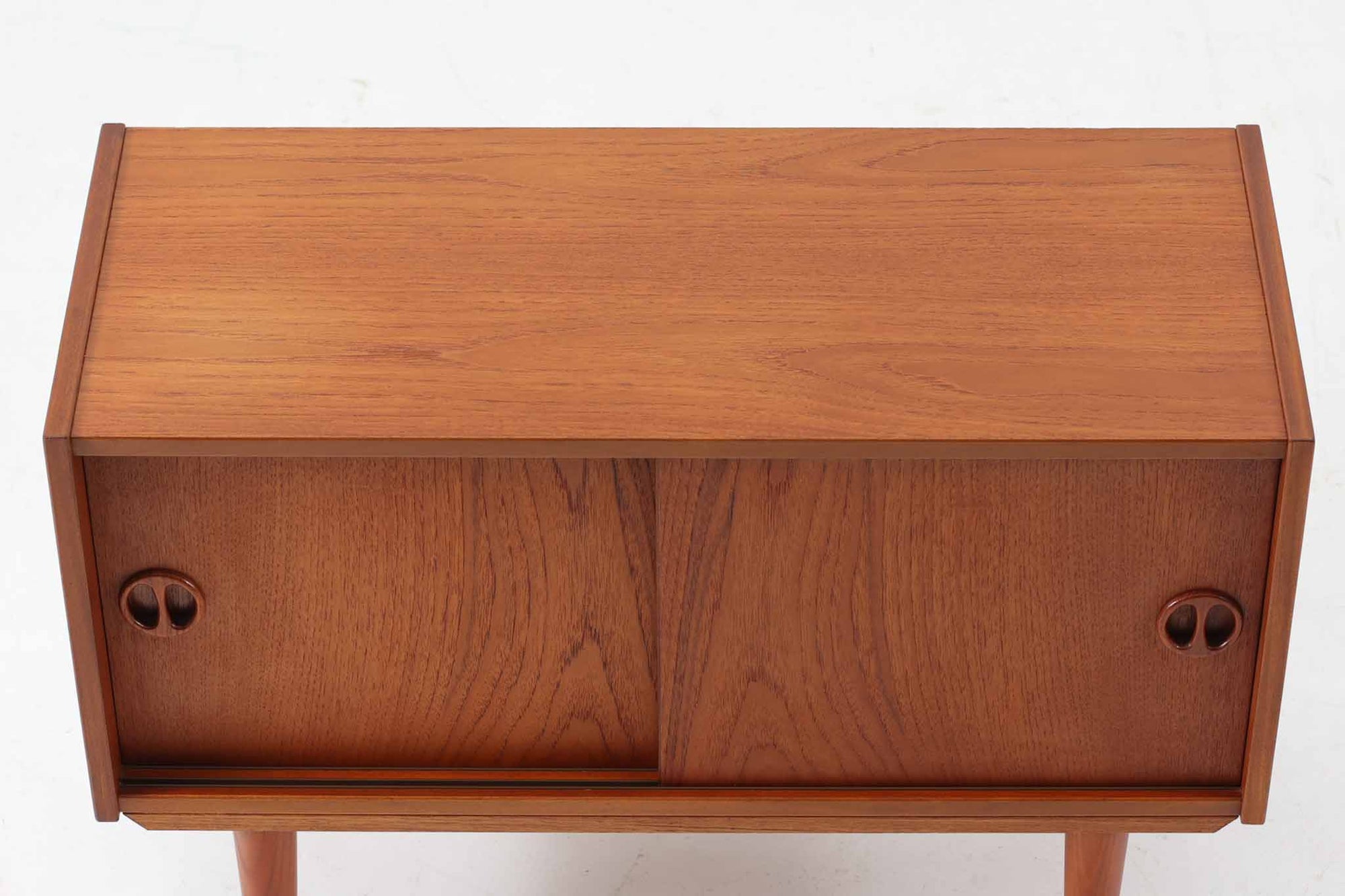 デンマークより買い付けたローボードです。良質なチーク材が使用されており、暖かみのある雰囲気です。小ぶりで置く場所を選ばずご使用いただけます。