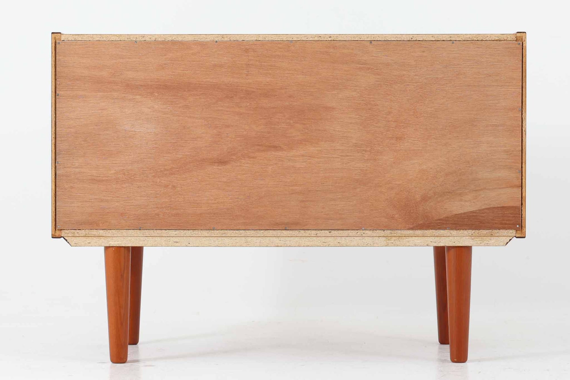 デンマークより買い付けたローボードです。良質なチーク材が使用されており、暖かみのある雰囲気です。小ぶりで置く場所を選ばずご使用いただけます。