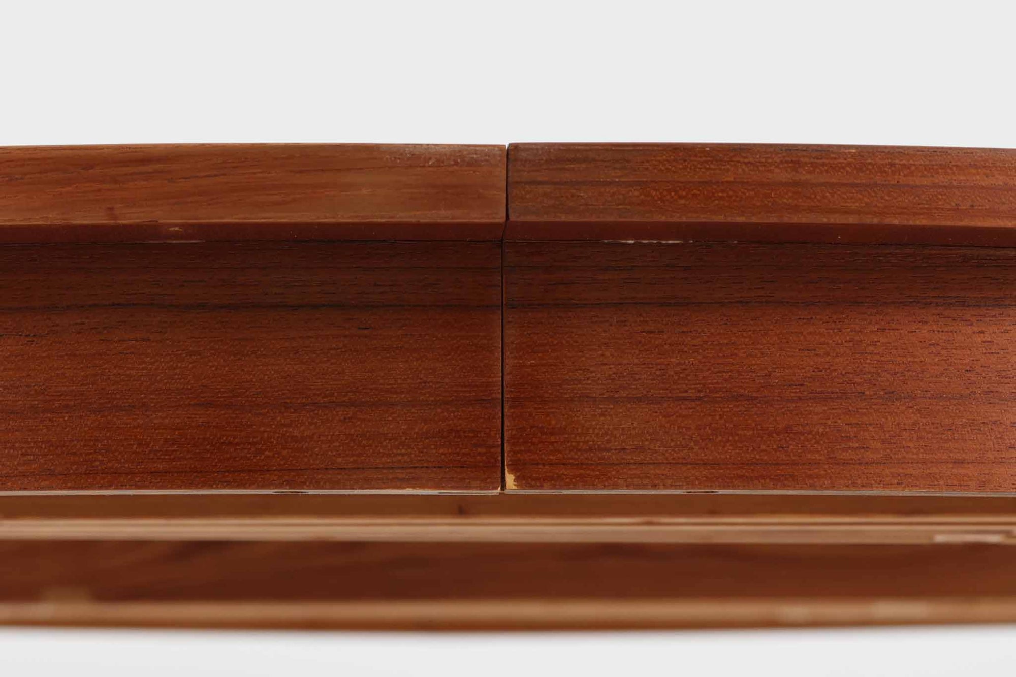 北欧から買い付けた円形のダイニングテーブルです。急な来客時にも便利なエクステンションタイプで、天板を拡張することでゆとりのある空間を提供します。拡張板は円形の特性上、別途保管する仕様となっています。本体には良質なチーク材が使用されており、美しい木目と深みのある色合いが特徴です。素材が持つ自然な暖かみが、お部屋全体を落ち着いた雰囲気に包み込みます。円形のデザインは、どの方向からでも同じ距離感で人が囲めるため、和やかなコミュニケーションを促しやすく、家族や友人との団らんに最適です。また、角がないため、小さなお子様がいるご家庭でも安心してお使いいただけます。機能性とデザイン性を兼ね備えた、北欧らしい洗練されたテーブルです。