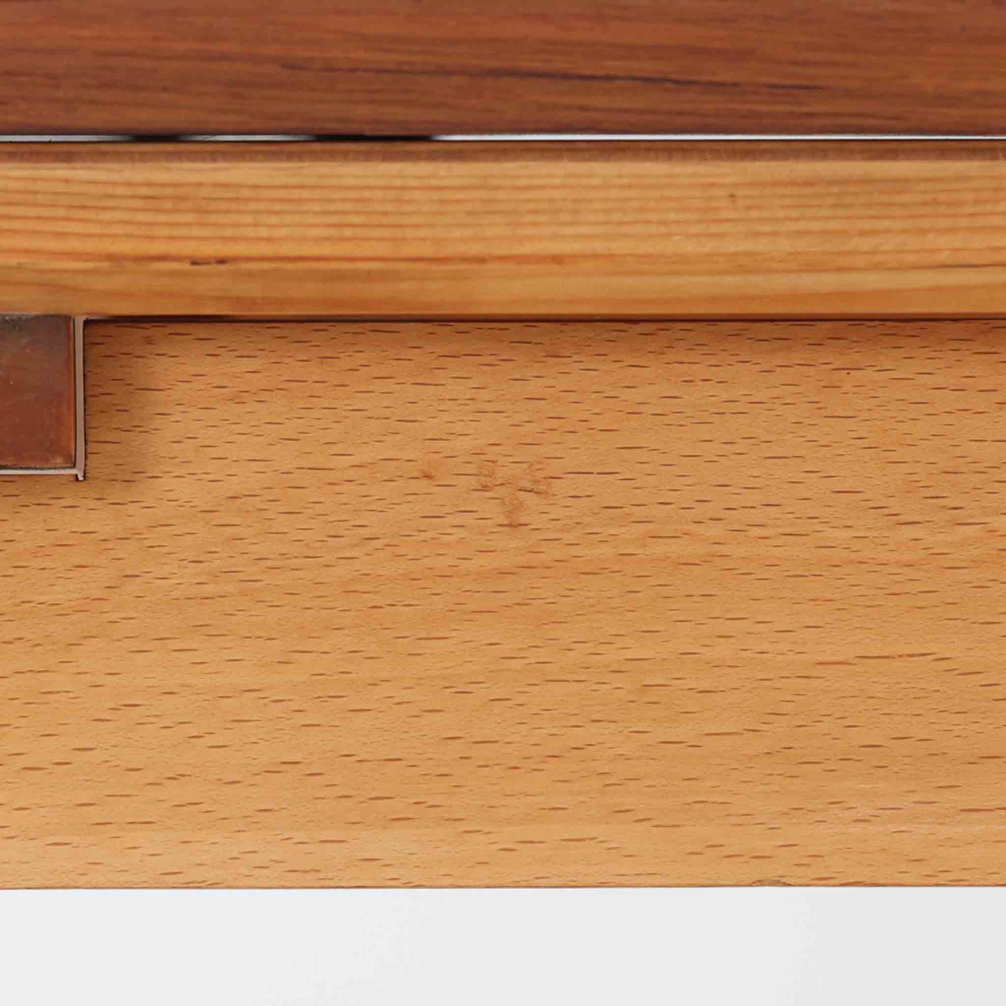 チーク材とビーチ材を組み合わせたデンマーク製のエクステンションダイニングテーブル。天板には深みのあるチーク材、脚部、幕板、拡張板には明るいビーチ材を使用し、異素材のコントラストが洗練された印象を与えます。幅100cmとコンパクトながら、両側に伸長式リーフを備え、用途に応じて天板の拡張が可能。シンプルで堅牢なつくりは、限られた空間にもフィットし、経年変化による木材の味わいとともに、長く愛用できる北欧ビンテージ家具の魅力が詰まった一台です。