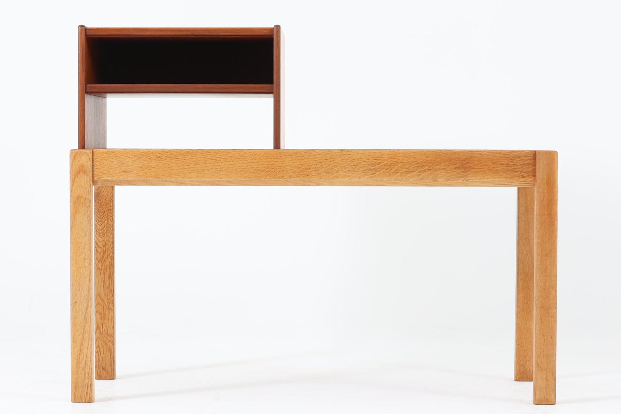 北欧より買い付けたサイドテーブルです。上部の収納ボックスはチーク材製で、取り外し可能な仕様。内部には便利な棚が備えられており、機能性も良好です。テーブル部分にはオーク材が使用され、頑丈な4本脚が安定感のある佇まいを演出してくれます。電話台としてはもちろん、玄関やリビングのサイドテーブルとしても活躍する、汎用性の高い一台です。異なる木目と色合いが生み出すコントラストが、北欧デザインならではの温かみを感じさせてくれます。