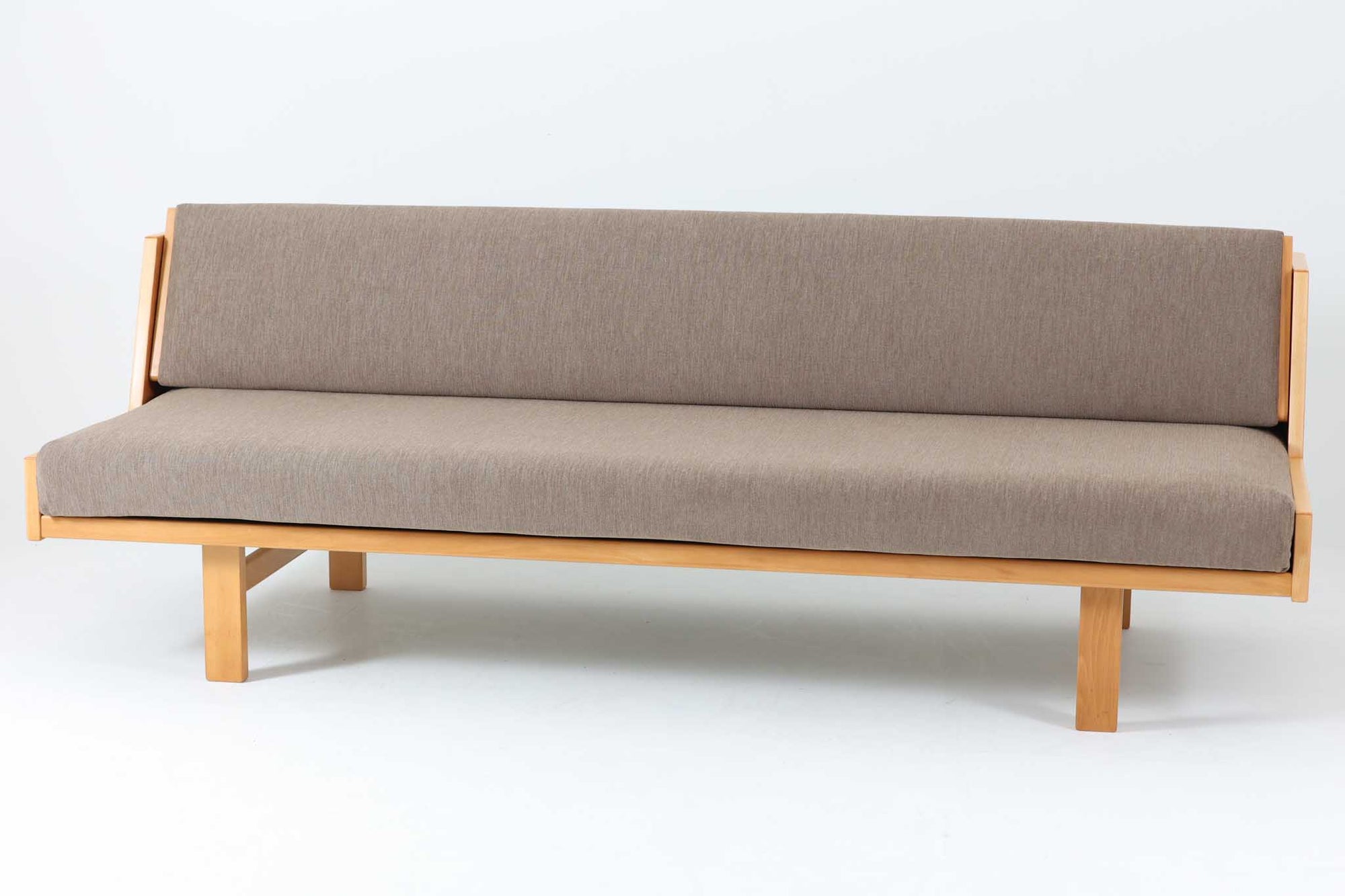 デンマークを代表する家具デザイナー、ハンス・J・ウェグナーによるデザインのデイベッド。シンプルで洗練されたフォルムと機能美が融合した、GATAmA社製の北欧ビンテージ家具です。フレームにはナチュラルなビーチ材が使用され、優しい木の風合いが感じられる仕上がり。クッションは新しく張り替えており、快適な座り心地を提供します。背もたれ部分はスムーズに動かせる仕様で、簡単にデイベッドとして使用可能。リビングのソファとしてはもちろん、ゲスト用のベッドとしても活躍します。北欧デザインらしいミニマルで実用的な構造が特徴で、どんな空間にも馴染みやすい一台です。