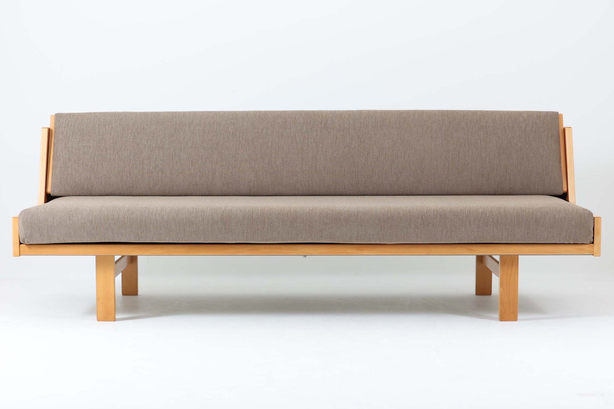 デンマークを代表する家具デザイナー、ハンス・J・ウェグナーによるデザインのデイベッド。シンプルで洗練されたフォルムと機能美が融合した、GATAmA社製の北欧ビンテージ家具です。フレームにはナチュラルなビーチ材が使用され、優しい木の風合いが感じられる仕上がり。クッションは新しく張り替えており、快適な座り心地を提供します。背もたれ部分はスムーズに動かせる仕様で、簡単にデイベッドとして使用可能。リビングのソファとしてはもちろん、ゲスト用のベッドとしても活躍します。北欧デザインらしいミニマルで実用的な構造が特徴で、どんな空間にも馴染みやすい一台です。