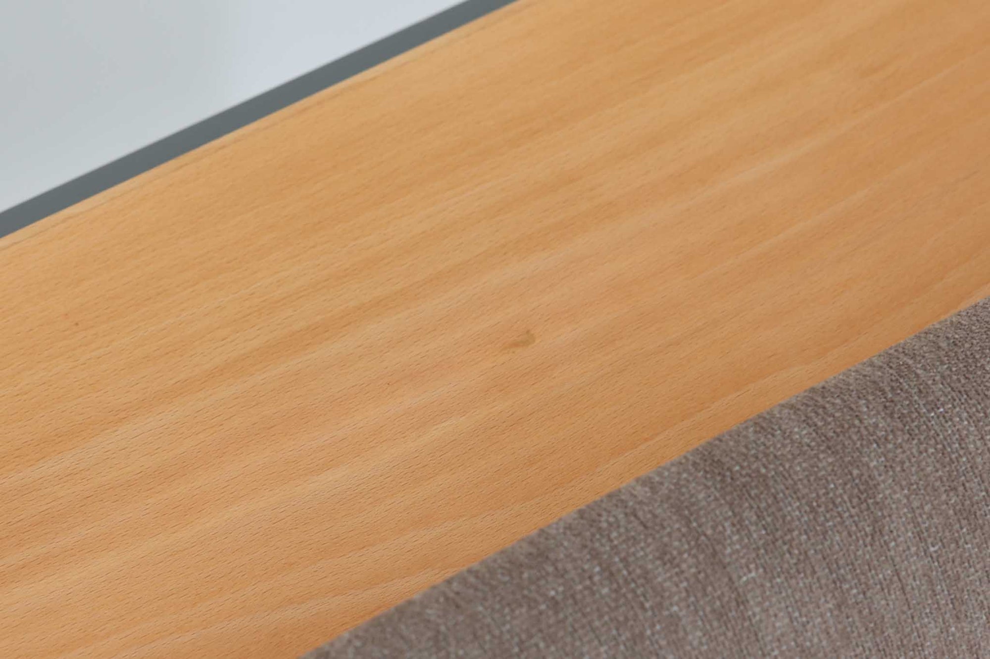 デンマークを代表する家具デザイナー、ハンス・J・ウェグナーによるデザインのデイベッド。シンプルで洗練されたフォルムと機能美が融合した、GATAmA社製の北欧ビンテージ家具です。フレームにはナチュラルなビーチ材が使用され、優しい木の風合いが感じられる仕上がり。クッションは新しく張り替えており、快適な座り心地を提供します。背もたれ部分はスムーズに動かせる仕様で、簡単にデイベッドとして使用可能。リビングのソファとしてはもちろん、ゲスト用のベッドとしても活躍します。北欧デザインらしいミニマルで実用的な構造が特徴で、どんな空間にも馴染みやすい一台です。