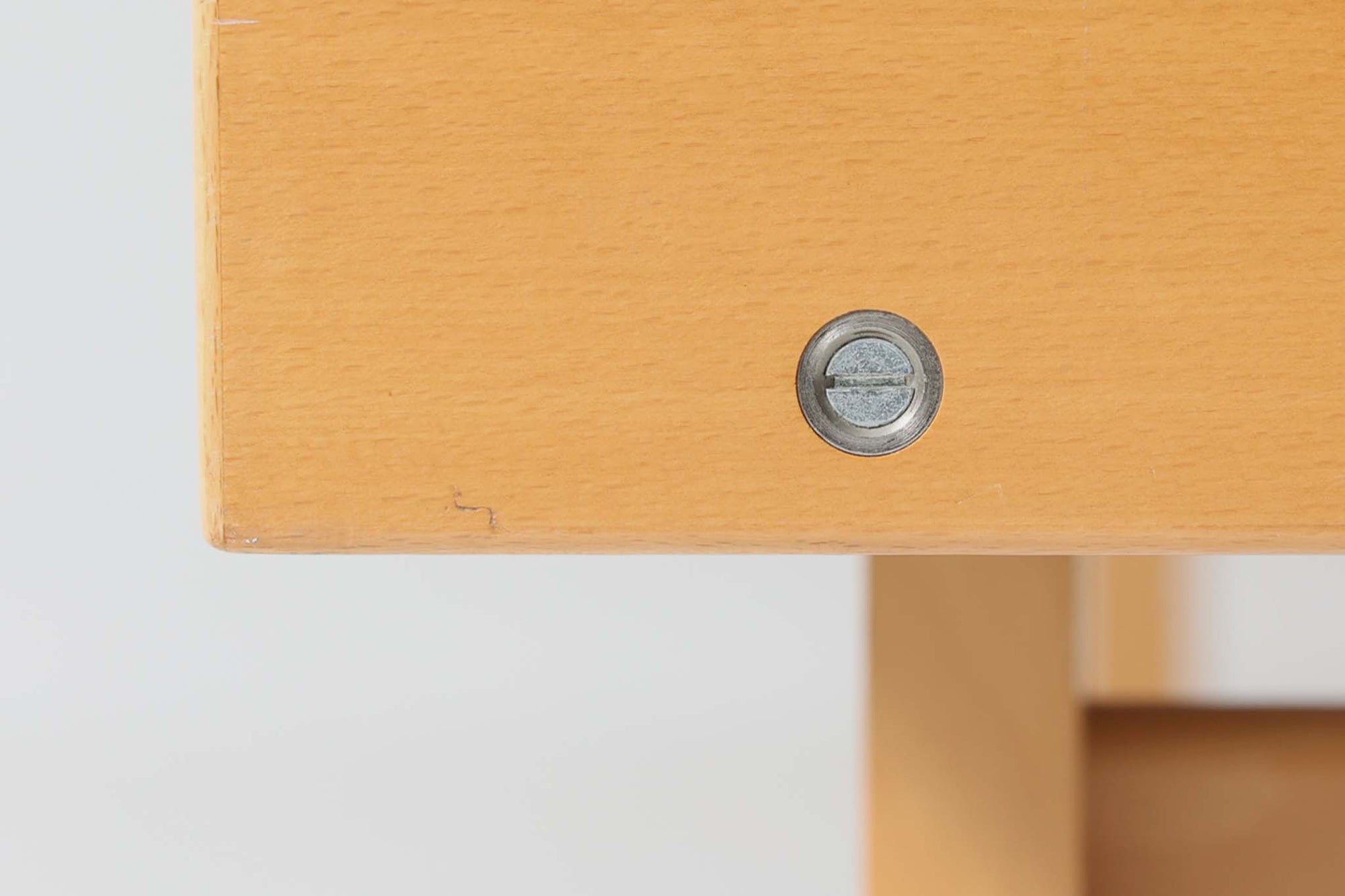 デンマークを代表する家具デザイナー、ハンス・J・ウェグナーによるデザインのデイベッド。シンプルで洗練されたフォルムと機能美が融合した、GATAmA社製の北欧ビンテージ家具です。フレームにはナチュラルなビーチ材が使用され、優しい木の風合いが感じられる仕上がり。クッションは新しく張り替えており、快適な座り心地を提供します。背もたれ部分はスムーズに動かせる仕様で、簡単にデイベッドとして使用可能。リビングのソファとしてはもちろん、ゲスト用のベッドとしても活躍します。北欧デザインらしいミニマルで実用的な構造が特徴で、どんな空間にも馴染みやすい一台です。