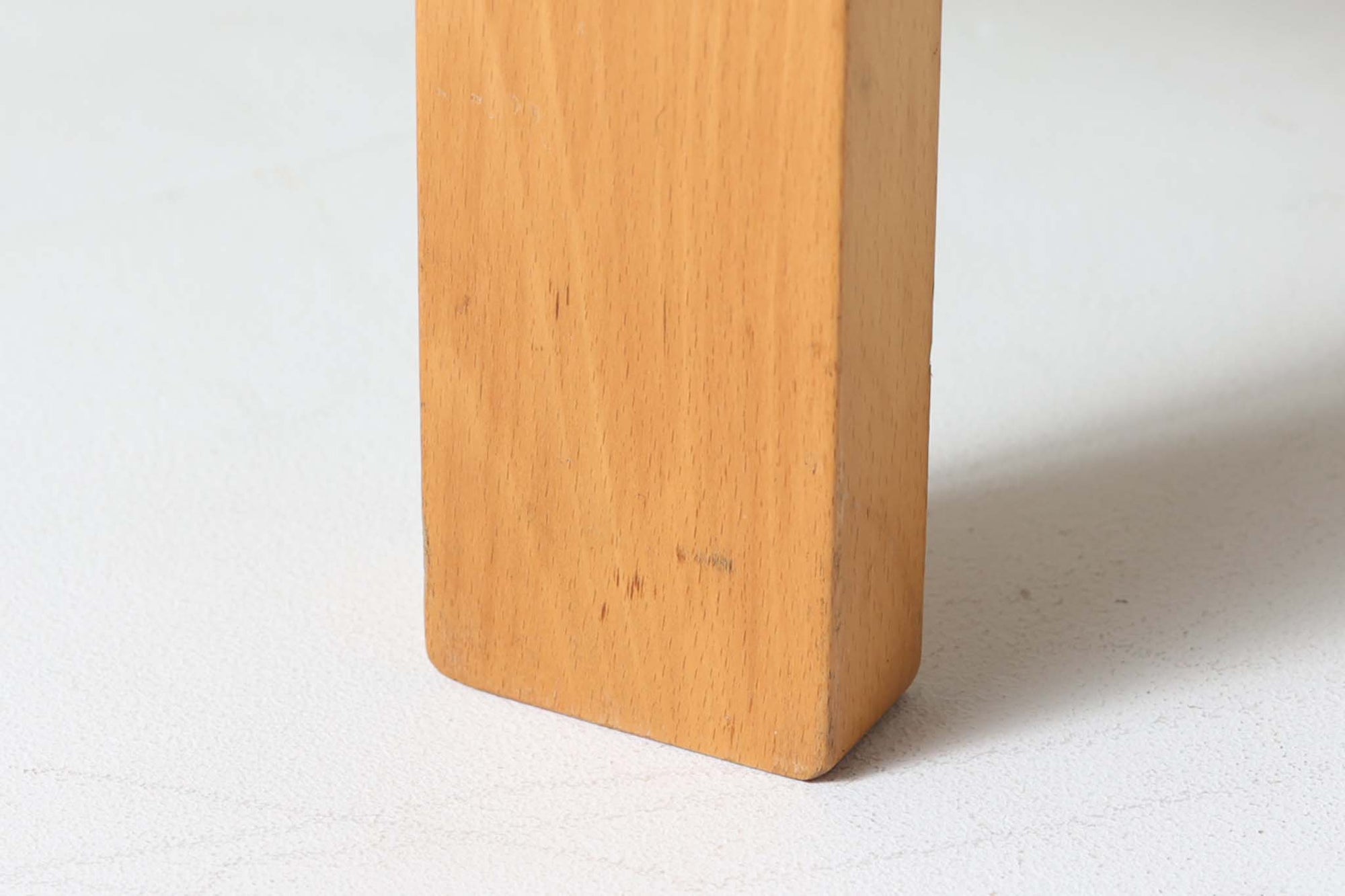 デンマークを代表する家具デザイナー、ハンス・J・ウェグナーによるデザインのデイベッド。シンプルで洗練されたフォルムと機能美が融合した、GATAmA社製の北欧ビンテージ家具です。フレームにはナチュラルなビーチ材が使用され、優しい木の風合いが感じられる仕上がり。クッションは新しく張り替えており、快適な座り心地を提供します。背もたれ部分はスムーズに動かせる仕様で、簡単にデイベッドとして使用可能。リビングのソファとしてはもちろん、ゲスト用のベッドとしても活躍します。北欧デザインらしいミニマルで実用的な構造が特徴で、どんな空間にも馴染みやすい一台です。