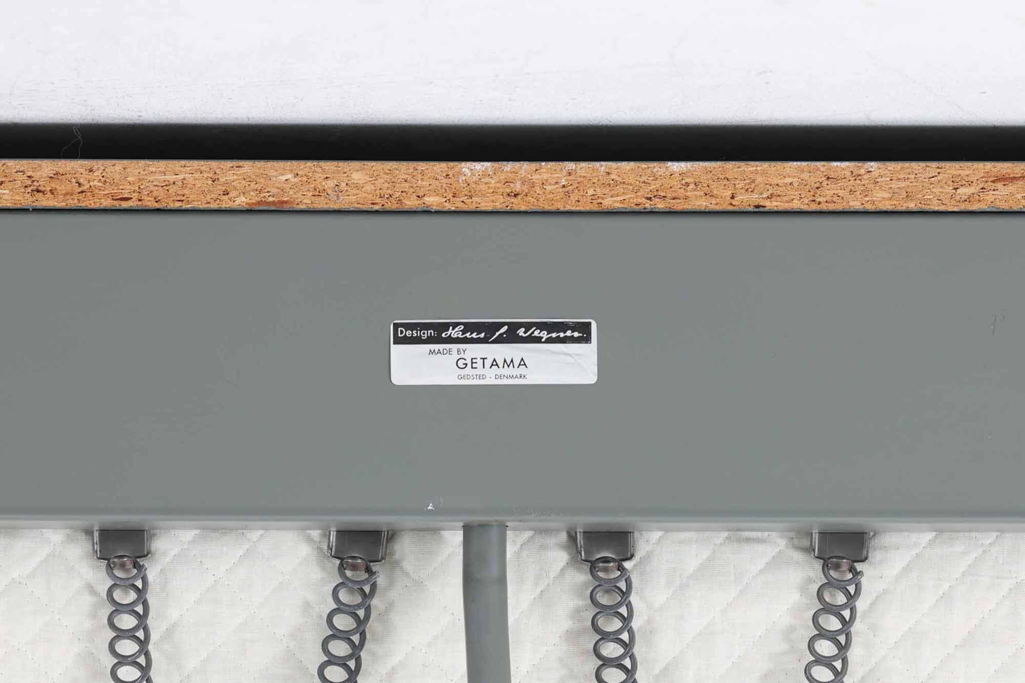 デンマークを代表する家具デザイナー、ハンス・J・ウェグナーによるデザインのデイベッド。シンプルで洗練されたフォルムと機能美が融合した、GATAmA社製の北欧ビンテージ家具です。フレームにはナチュラルなビーチ材が使用され、優しい木の風合いが感じられる仕上がり。クッションは新しく張り替えており、快適な座り心地を提供します。背もたれ部分はスムーズに動かせる仕様で、簡単にデイベッドとして使用可能。リビングのソファとしてはもちろん、ゲスト用のベッドとしても活躍します。北欧デザインらしいミニマルで実用的な構造が特徴で、どんな空間にも馴染みやすい一台です。