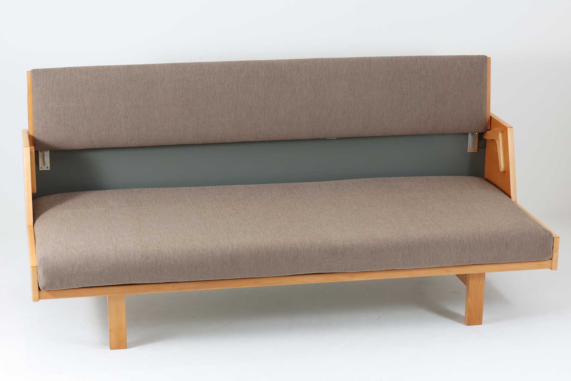 デンマークを代表する家具デザイナー、ハンス・J・ウェグナーによるデザインのデイベッド。シンプルで洗練されたフォルムと機能美が融合した、GATAmA社製の北欧ビンテージ家具です。フレームにはナチュラルなビーチ材が使用され、優しい木の風合いが感じられる仕上がり。クッションは新しく張り替えており、快適な座り心地を提供します。背もたれ部分はスムーズに動かせる仕様で、簡単にデイベッドとして使用可能。リビングのソファとしてはもちろん、ゲスト用のベッドとしても活躍します。北欧デザインらしいミニマルで実用的な構造が特徴で、どんな空間にも馴染みやすい一台です。