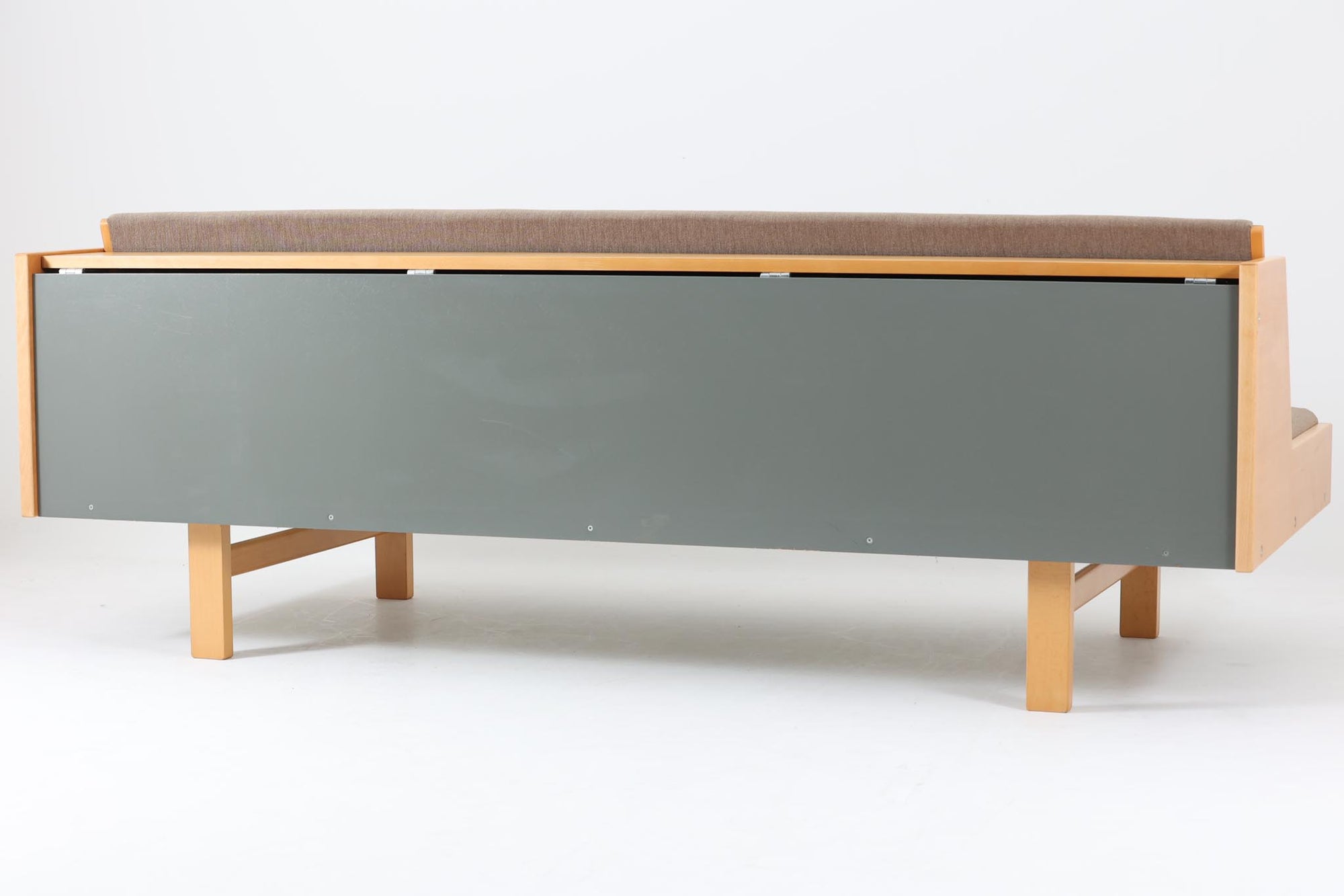 デンマークを代表する家具デザイナー、ハンス・J・ウェグナーによるデザインのデイベッド。シンプルで洗練されたフォルムと機能美が融合した、GATAmA社製の北欧ビンテージ家具です。フレームにはナチュラルなビーチ材が使用され、優しい木の風合いが感じられる仕上がり。クッションは新しく張り替えており、快適な座り心地を提供します。背もたれ部分はスムーズに動かせる仕様で、簡単にデイベッドとして使用可能。リビングのソファとしてはもちろん、ゲスト用のベッドとしても活躍します。北欧デザインらしいミニマルで実用的な構造が特徴で、どんな空間にも馴染みやすい一台です。