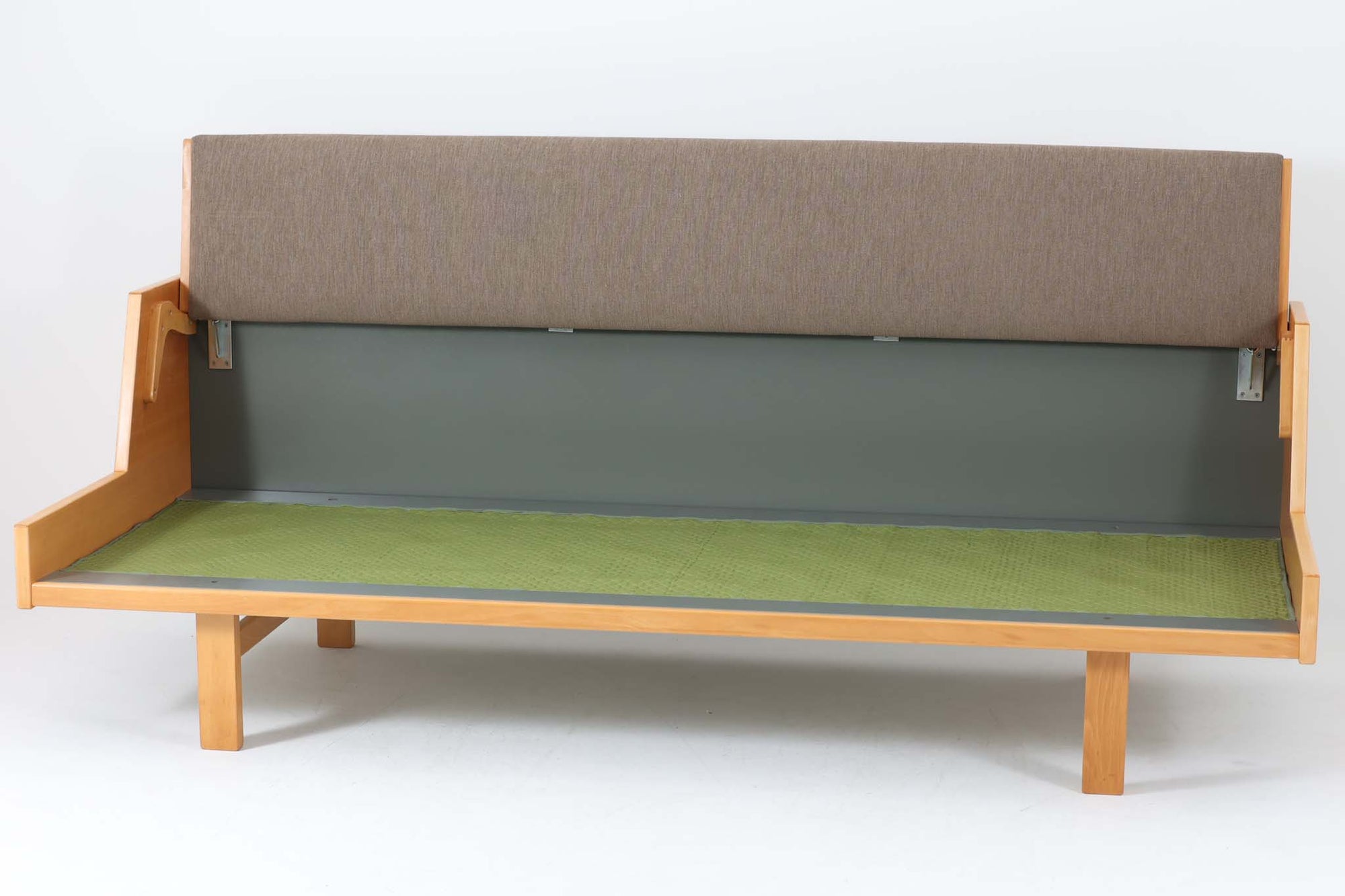 デンマークを代表する家具デザイナー、ハンス・J・ウェグナーによるデザインのデイベッド。シンプルで洗練されたフォルムと機能美が融合した、GATAmA社製の北欧ビンテージ家具です。フレームにはナチュラルなビーチ材が使用され、優しい木の風合いが感じられる仕上がり。クッションは新しく張り替えており、快適な座り心地を提供します。背もたれ部分はスムーズに動かせる仕様で、簡単にデイベッドとして使用可能。リビングのソファとしてはもちろん、ゲスト用のベッドとしても活躍します。北欧デザインらしいミニマルで実用的な構造が特徴で、どんな空間にも馴染みやすい一台です。