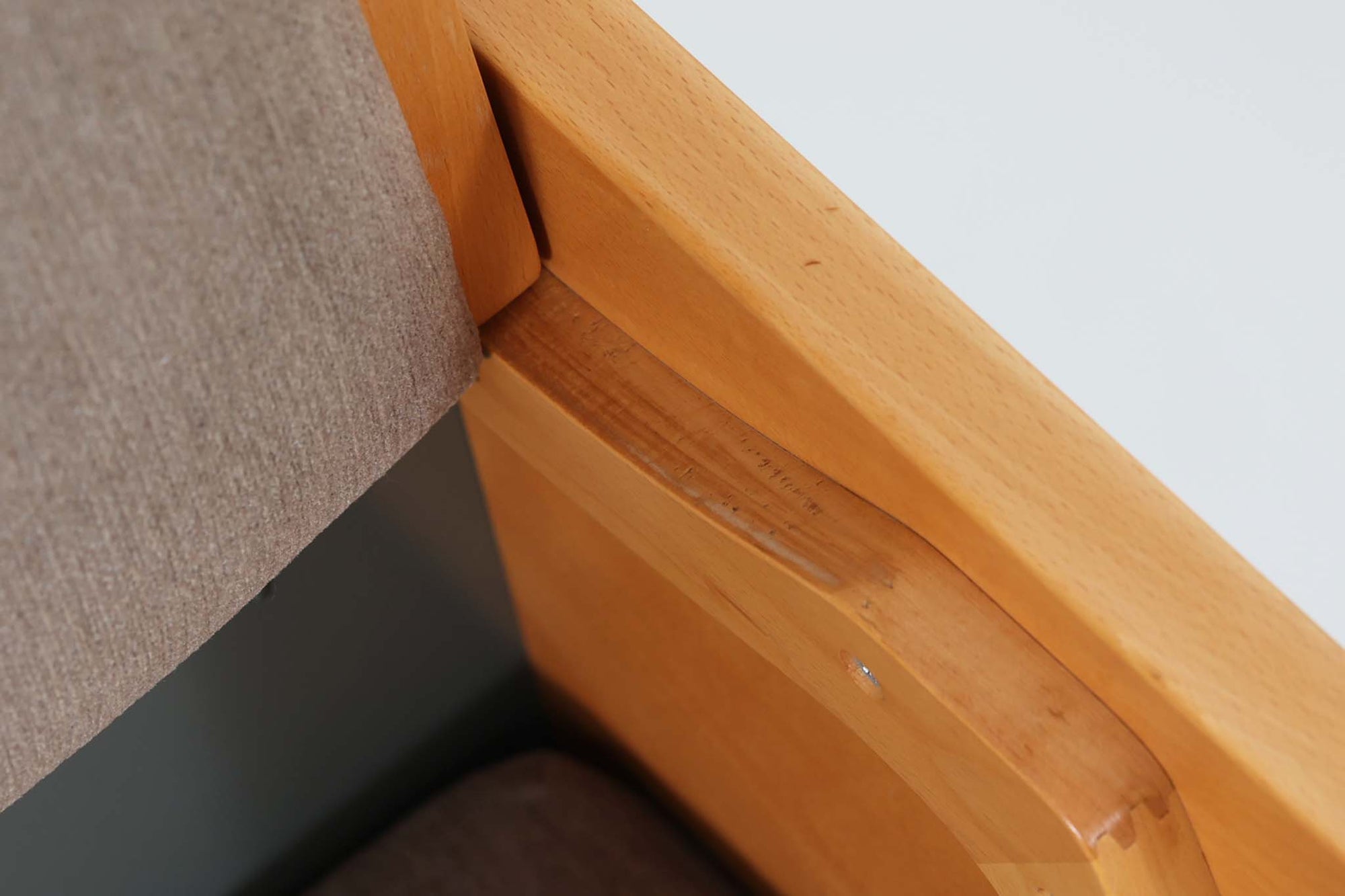 デンマークを代表する家具デザイナー、ハンス・J・ウェグナーによるデザインのデイベッド。シンプルで洗練されたフォルムと機能美が融合した、GATAmA社製の北欧ビンテージ家具です。フレームにはナチュラルなビーチ材が使用され、優しい木の風合いが感じられる仕上がり。クッションは新しく張り替えており、快適な座り心地を提供します。背もたれ部分はスムーズに動かせる仕様で、簡単にデイベッドとして使用可能。リビングのソファとしてはもちろん、ゲスト用のベッドとしても活躍します。北欧デザインらしいミニマルで実用的な構造が特徴で、どんな空間にも馴染みやすい一台です。