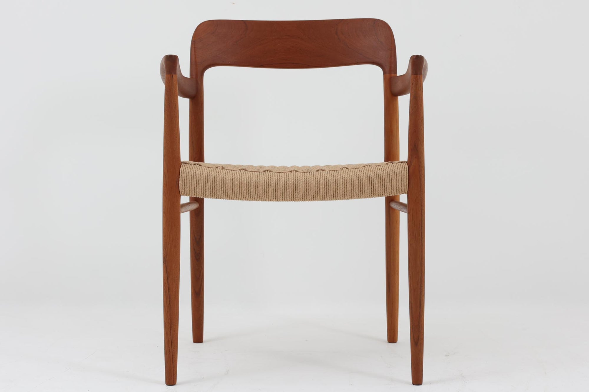 北欧より買い付けたJ.L. moller社製のmodel 56アームチェアです。良質なチーク材が使用されており、厚みのあるチーク材が熟練の職人によって削り出されており、軽快な印象を受けます。座面にはペーパーコードが使用されており、自然で耐久性のある素材が特徴です。こちらのチェアはペーパーコードを張り替え済みのため、清潔で快適な状態でご使用いただけます。また、長く使用して座面が弱ってきた場合でも、張替えが可能なため、適切なメンテナンスを施すことで世代を超えてお使いいただける点も魅力です。現行品の販売もございますが、チーク材のフレームはビンテージ品でのみ入手可能であり、現在では希少な作品となっています。